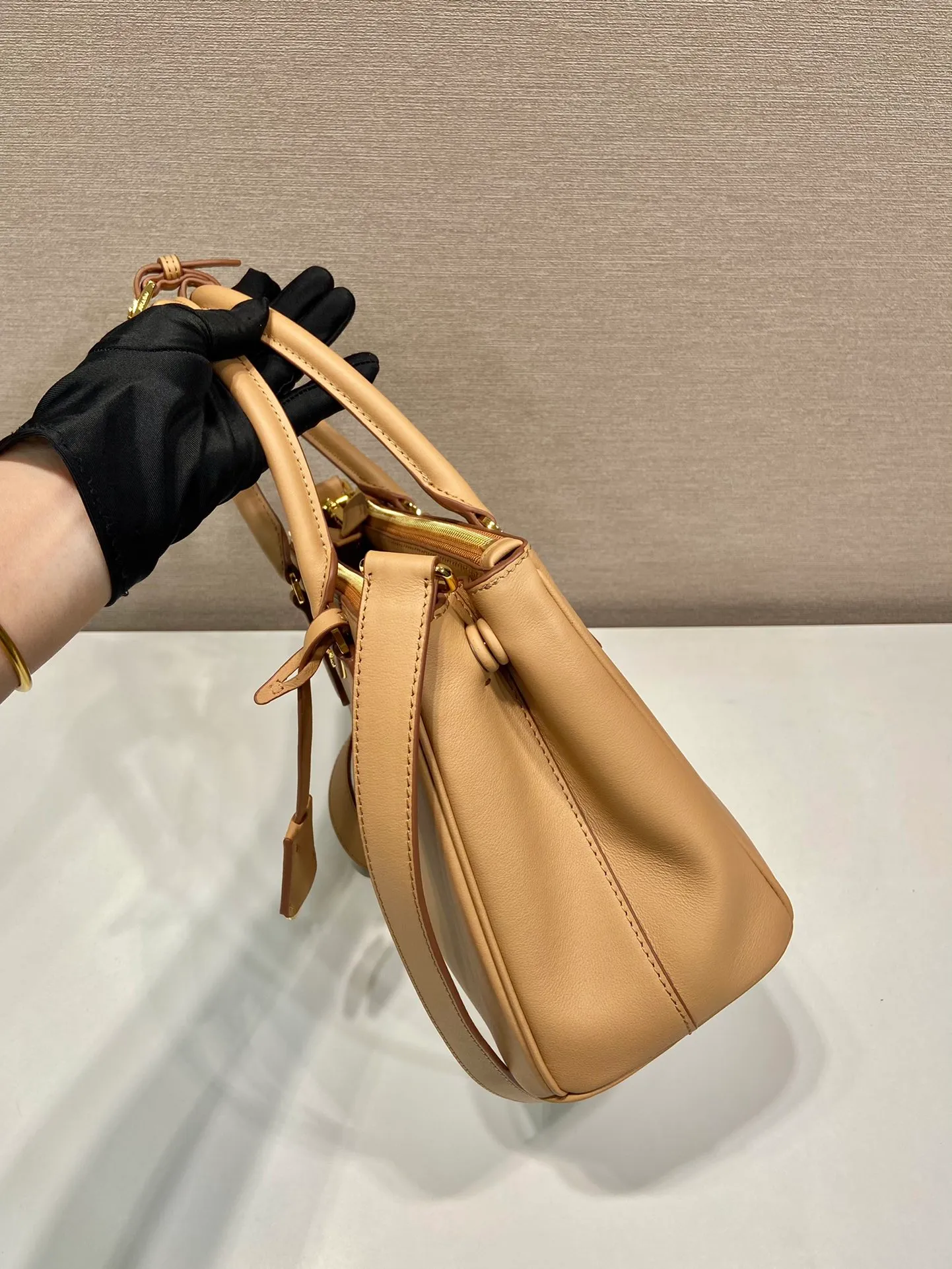 💰1840🎉New killer bag🎉1BA863 medium plain style🎉🎉 This classic popular style is designed with new material calfskin and lambskin interior🎉🎉Featuring classic three compartments and gold metal hardware accessories, Equipped with a detachable calfskin long shoulder strap, it can be carried by hand or shoulder. It is practical and fashionable. Baby, hurry up and get it🎉🎉 Length 28x Height 20x Bottom 12cm🎉🎉🎉💰💰💰