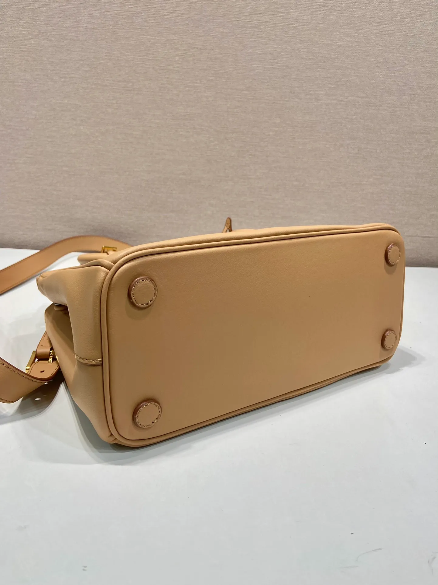 💰1840🎉New killer bag🎉1BA863 medium plain style🎉🎉 This classic popular style is designed with new material calfskin and lambskin interior🎉🎉Featuring classic three compartments and gold metal hardware accessories, Equipped with a detachable calfskin long shoulder strap, it can be carried by hand or shoulder. It is practical and fashionable. Baby, hurry up and get it🎉🎉 Length 28x Height 20x Bottom 12cm🎉🎉🎉💰💰💰