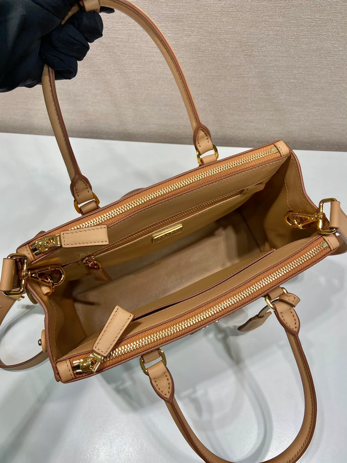 💰1840🎉New killer bag🎉1BA863 medium plain style🎉🎉 This classic popular style is designed with new material calfskin and lambskin interior🎉🎉Featuring classic three compartments and gold metal hardware accessories, Equipped with a detachable calfskin long shoulder strap, it can be carried by hand or shoulder. It is practical and fashionable. Baby, hurry up and get it🎉🎉 Length 28x Height 20x Bottom 12cm🎉🎉🎉💰💰💰