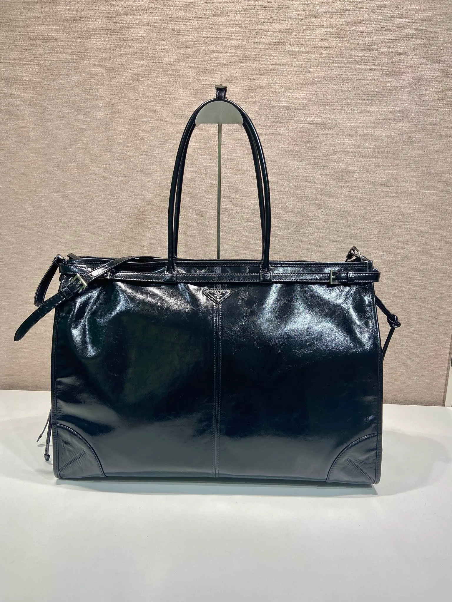 💰2200🎉LusSolf Oil Wax Skin🎉2VG128 Extra Large🎉🎉 This hand-held crossbody bag is made of imported waxed leather. Its shiny color exudes a classic atmosphere. It is equipped with a detachable and adjustable long shoulder strap, which is convenient for matching on different occasions. It has a very large capacity and is easy to use. It is definitely a must-have for fashionistas. Hurry up and take this retro-style handbag home! Length 50x Height 36x Bottom 17cm🎉🎉🎉👏👏👏
