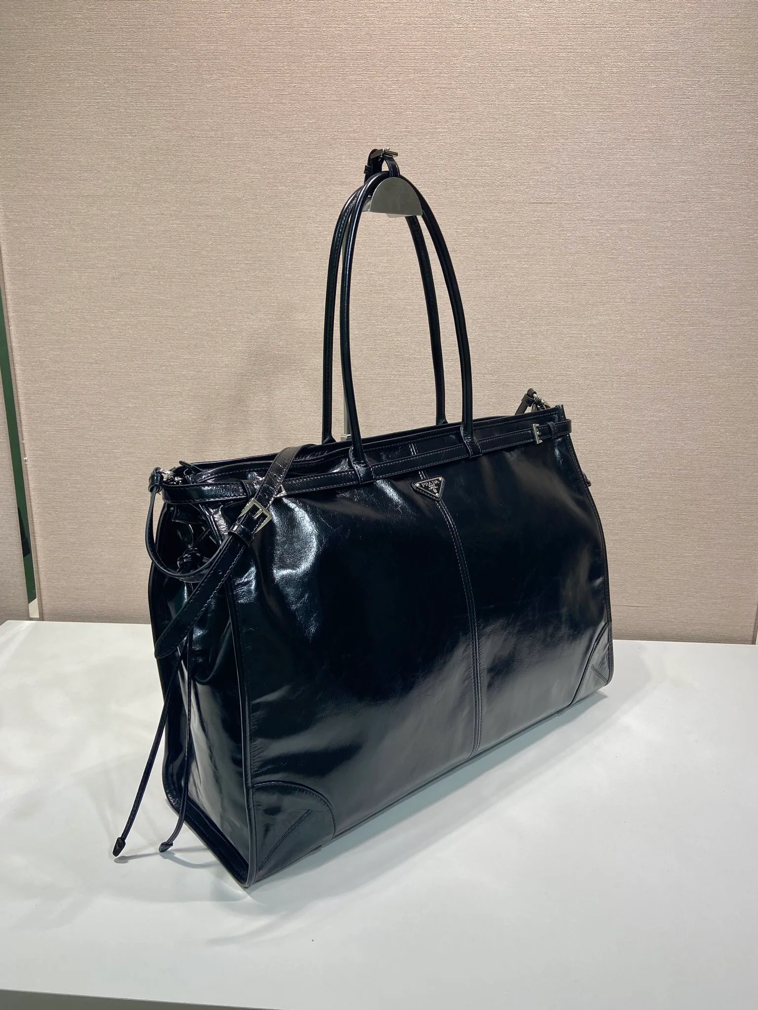 💰2200🎉LusSolf Oil Wax Skin🎉2VG128 Extra Large🎉🎉 This hand-held crossbody bag is made of imported waxed leather. Its shiny color exudes a classic atmosphere. It is equipped with a detachable and adjustable long shoulder strap, which is convenient for matching on different occasions. It has a very large capacity and is easy to use. It is definitely a must-have for fashionistas. Hurry up and take this retro-style handbag home! Length 50x Height 36x Bottom 17cm🎉🎉🎉👏👏👏