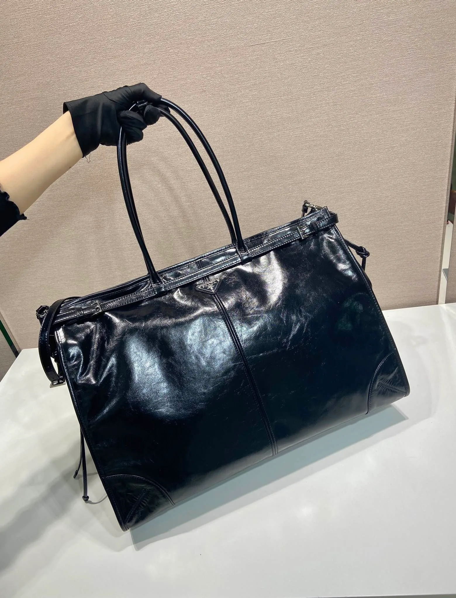 💰2200🎉LusSolf Oil Wax Skin🎉2VG128 Extra Large🎉🎉 This hand-held crossbody bag is made of imported waxed leather. Its shiny color exudes a classic atmosphere. It is equipped with a detachable and adjustable long shoulder strap, which is convenient for matching on different occasions. It has a very large capacity and is easy to use. It is definitely a must-have for fashionistas. Hurry up and take this retro-style handbag home! Length 50x Height 36x Bottom 17cm🎉🎉🎉👏👏👏