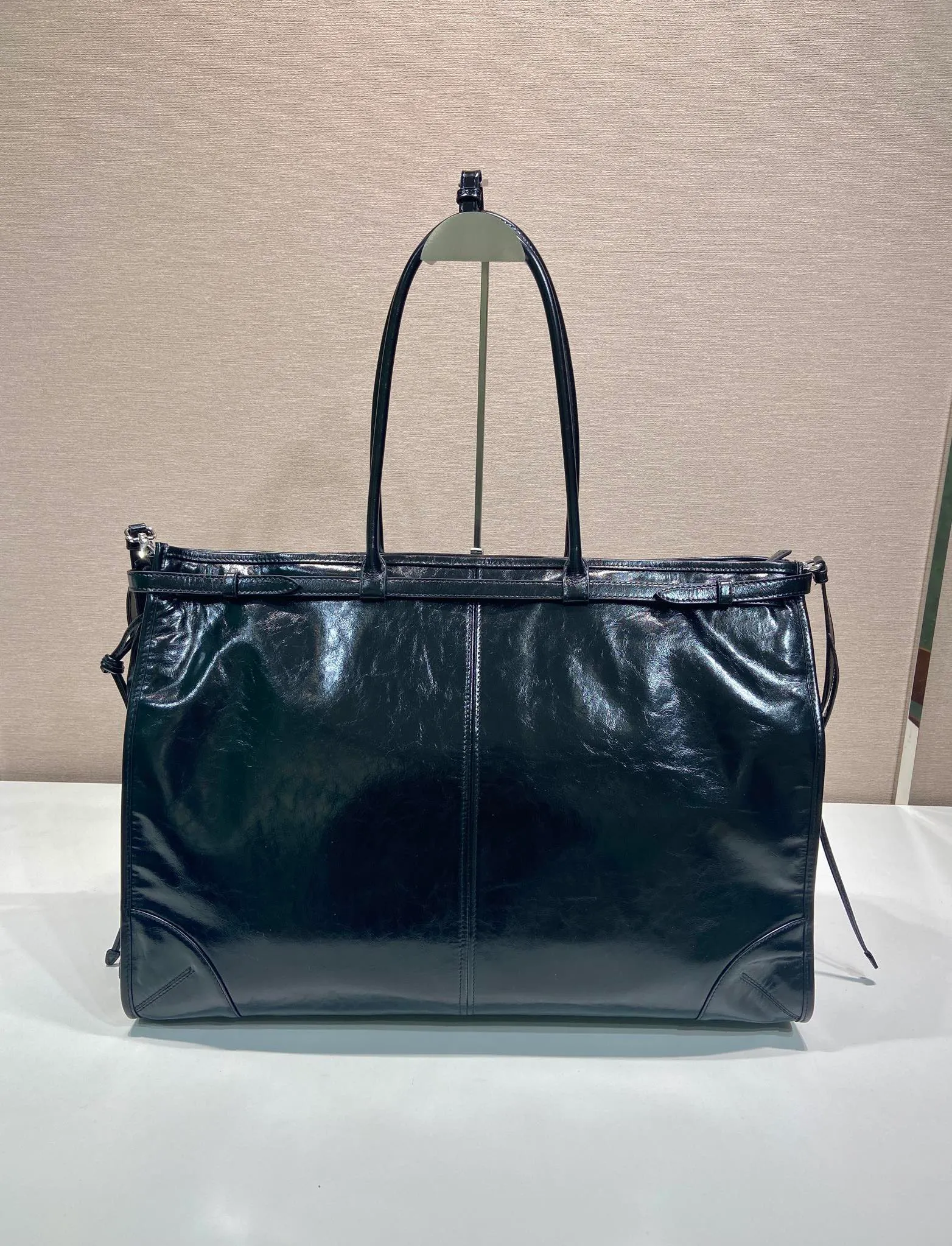 💰2200🎉LusSolf Oil Wax Skin🎉2VG128 Extra Large🎉🎉 This hand-held crossbody bag is made of imported waxed leather. Its shiny color exudes a classic atmosphere. It is equipped with a detachable and adjustable long shoulder strap, which is convenient for matching on different occasions. It has a very large capacity and is easy to use. It is definitely a must-have for fashionistas. Hurry up and take this retro-style handbag home! Length 50x Height 36x Bottom 17cm🎉🎉🎉👏👏👏