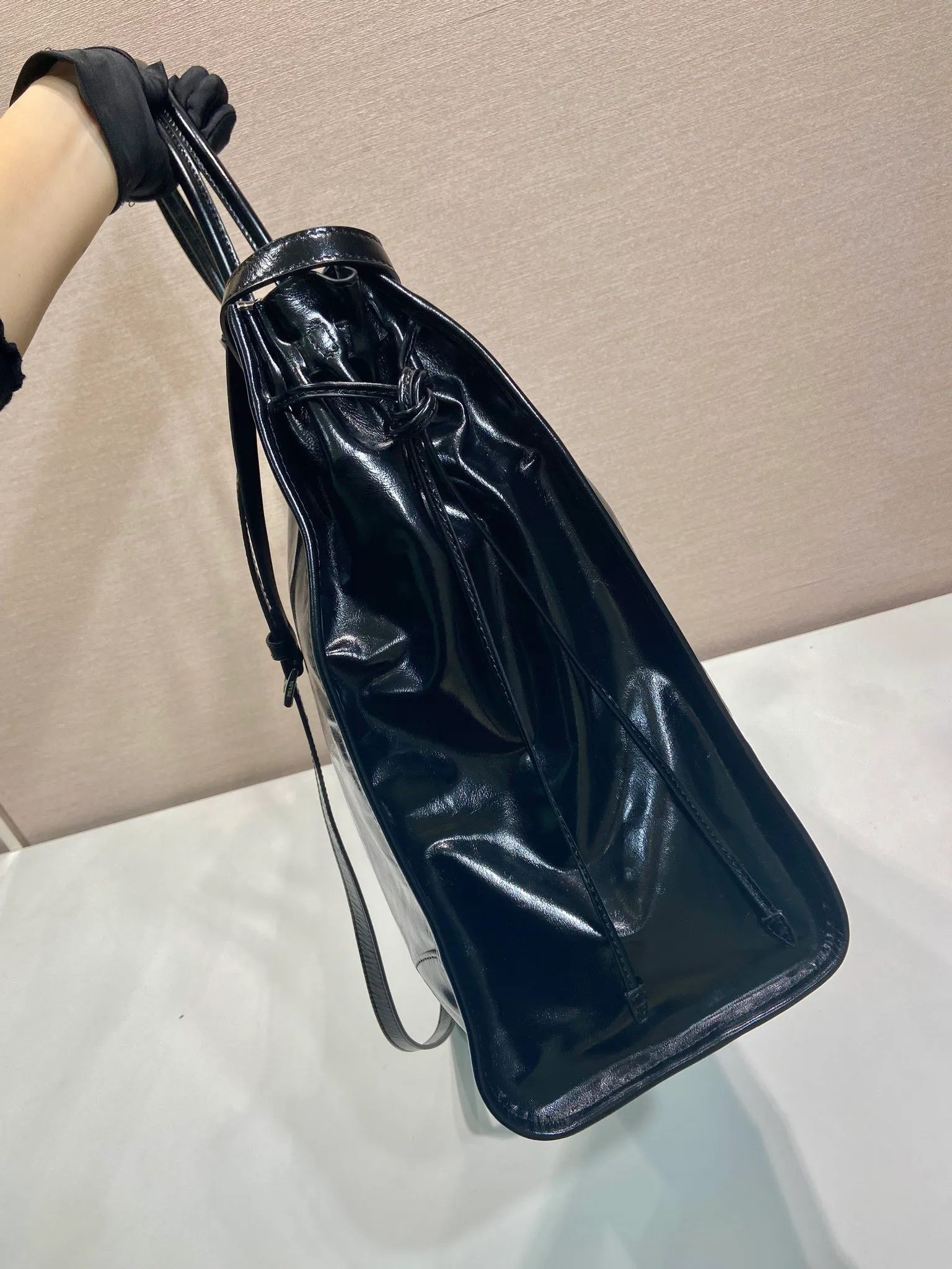 💰2200🎉LusSolf Oil Wax Skin🎉2VG128 Extra Large🎉🎉 This hand-held crossbody bag is made of imported waxed leather. Its shiny color exudes a classic atmosphere. It is equipped with a detachable and adjustable long shoulder strap, which is convenient for matching on different occasions. It has a very large capacity and is easy to use. It is definitely a must-have for fashionistas. Hurry up and take this retro-style handbag home! Length 50x Height 36x Bottom 17cm🎉🎉🎉👏👏👏