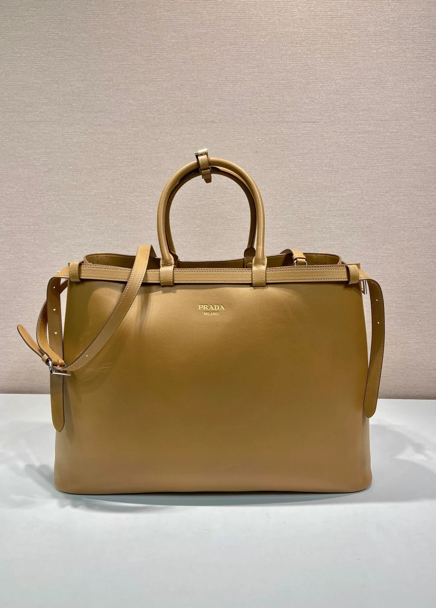 💰2360🎉New men's bag🎉1BG126 extra large🎉🎉 This handbag is made of imported calfskin, with imported soft sheepskin interior. It has a three-layer design and a detachable/adjustable long shoulder strap. It has a modern and simple style and incorporates exquisite and delicate details. Simple and elegant, fashionable and practical, it is an eternal hit. Babies, the extra large size 48cm you have longed for has arrived😘 Hurry up and get it🎉🎉 Length 48x Height 34x Bottom 18cm🎉🎉🎉👏👏👏