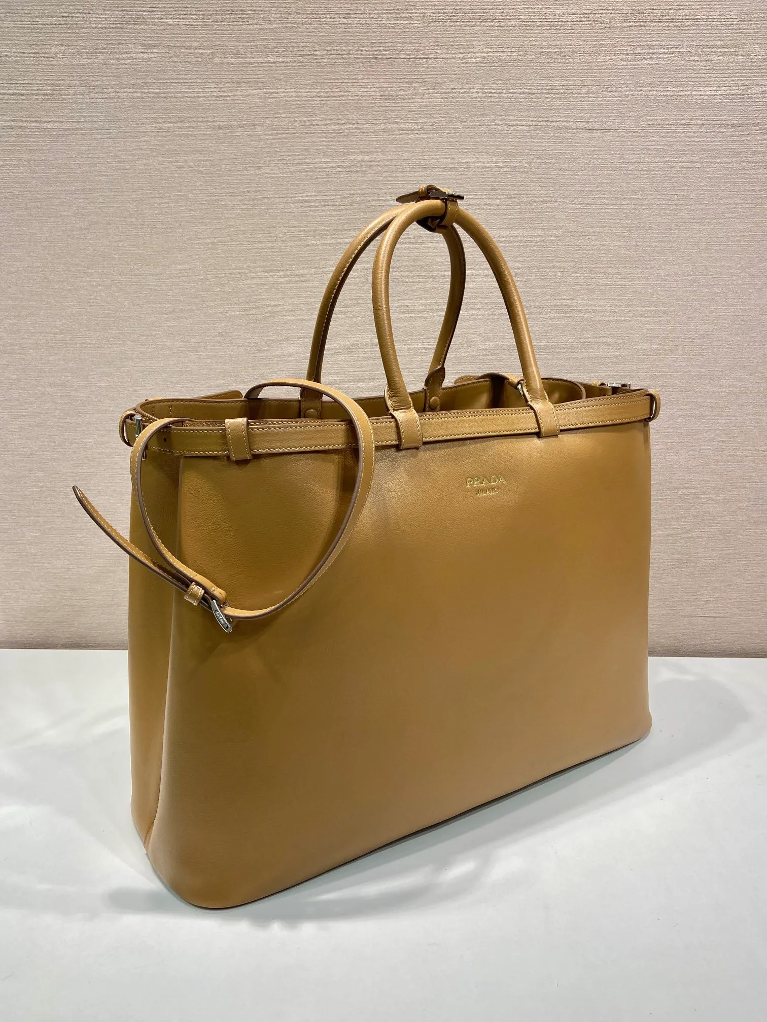 💰2360🎉New men's bag🎉1BG126 extra large🎉🎉 This handbag is made of imported calfskin, with imported soft sheepskin interior. It has a three-layer design and a detachable/adjustable long shoulder strap. It has a modern and simple style and incorporates exquisite and delicate details. Simple and elegant, fashionable and practical, it is an eternal hit. Babies, the extra large size 48cm you have longed for has arrived😘 Hurry up and get it🎉🎉 Length 48x Height 34x Bottom 18cm🎉🎉🎉👏👏👏