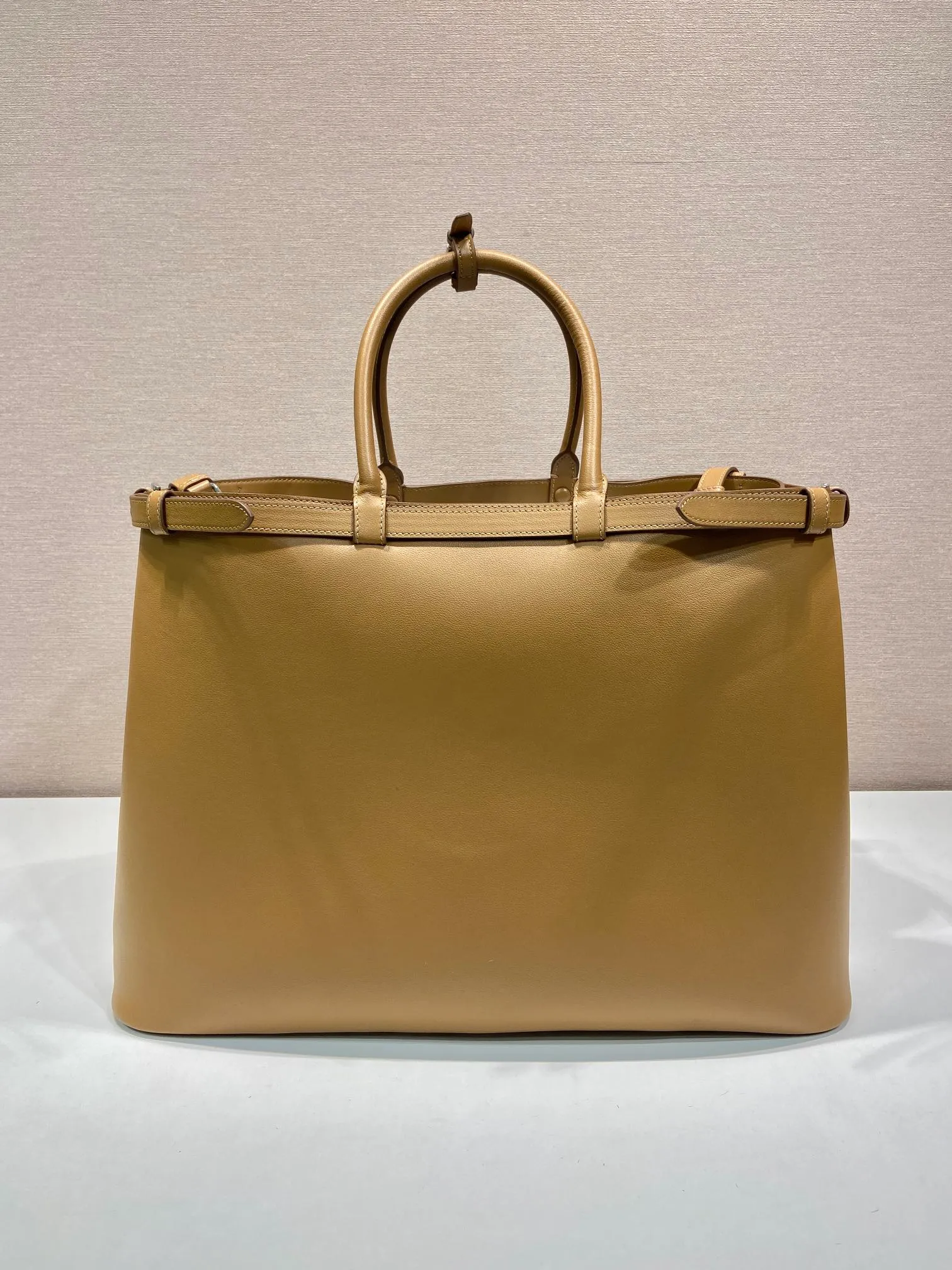 💰2360🎉New men's bag🎉1BG126 extra large🎉🎉 This handbag is made of imported calfskin, with imported soft sheepskin interior. It has a three-layer design and a detachable/adjustable long shoulder strap. It has a modern and simple style and incorporates exquisite and delicate details. Simple and elegant, fashionable and practical, it is an eternal hit. Babies, the extra large size 48cm you have longed for has arrived😘 Hurry up and get it🎉🎉 Length 48x Height 34x Bottom 18cm🎉🎉🎉👏👏👏