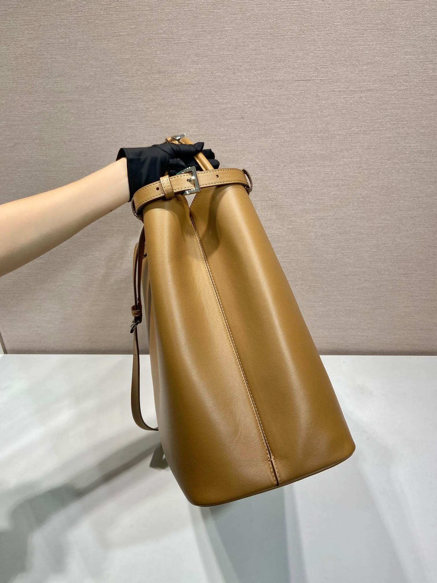 💰2360🎉New men's bag🎉1BG126 extra large🎉🎉 This handbag is made of imported calfskin, with imported soft sheepskin interior. It has a three-layer design and a detachable/adjustable long shoulder strap. It has a modern and simple style and incorporates exquisite and delicate details. Simple and elegant, fashionable and practical, it is an eternal hit. Babies, the extra large size 48cm you have longed for has arrived😘 Hurry up and get it🎉🎉 Length 48x Height 34x Bottom 18cm🎉🎉🎉👏👏👏