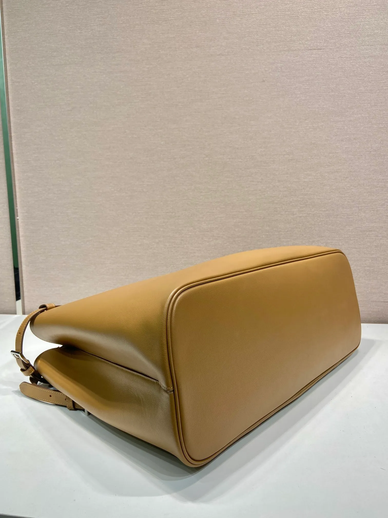 💰2360🎉New men's bag🎉1BG126 extra large🎉🎉 This handbag is made of imported calfskin, with imported soft sheepskin interior. It has a three-layer design and a detachable/adjustable long shoulder strap. It has a modern and simple style and incorporates exquisite and delicate details. Simple and elegant, fashionable and practical, it is an eternal hit. Babies, the extra large size 48cm you have longed for has arrived😘 Hurry up and get it🎉🎉 Length 48x Height 34x Bottom 18cm🎉🎉🎉👏👏👏