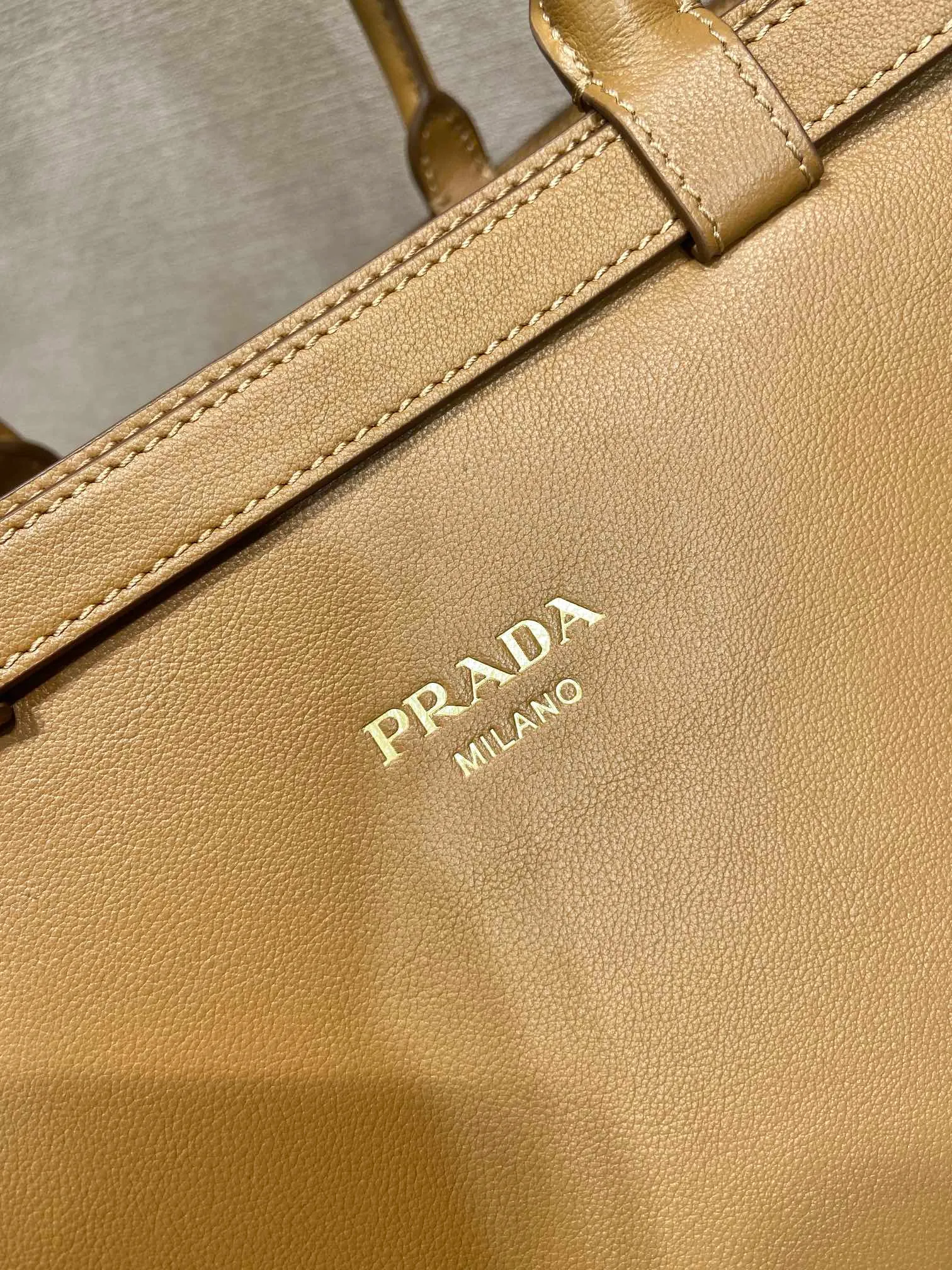 💰2360🎉New men's bag🎉1BG126 extra large🎉🎉 This handbag is made of imported calfskin, with imported soft sheepskin interior. It has a three-layer design and a detachable/adjustable long shoulder strap. It has a modern and simple style and incorporates exquisite and delicate details. Simple and elegant, fashionable and practical, it is an eternal hit. Babies, the extra large size 48cm you have longed for has arrived😘 Hurry up and get it🎉🎉 Length 48x Height 34x Bottom 18cm🎉🎉🎉👏👏👏