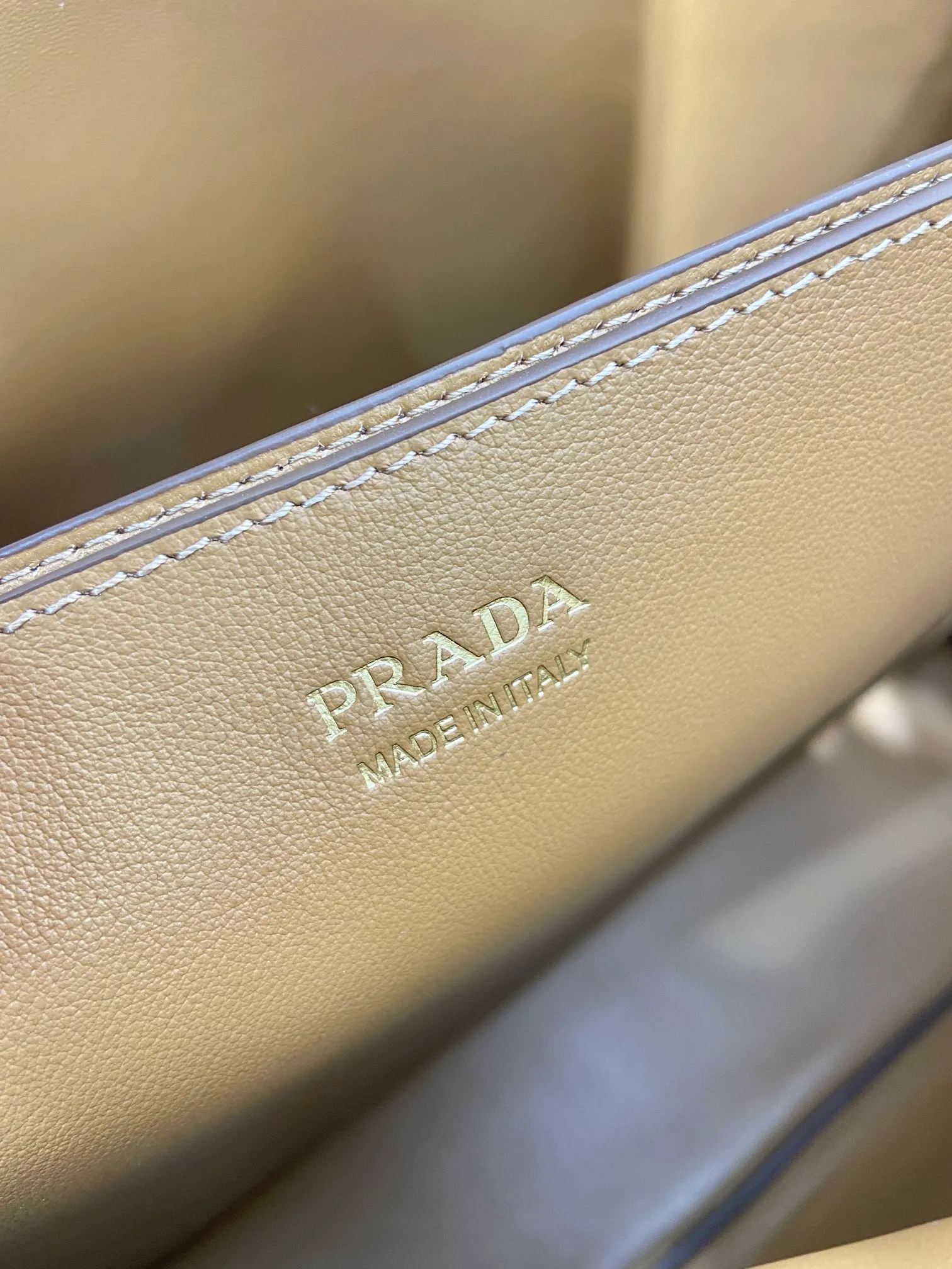 💰2360🎉New men's bag🎉1BG126 extra large🎉🎉 This handbag is made of imported calfskin, with imported soft sheepskin interior. It has a three-layer design and a detachable/adjustable long shoulder strap. It has a modern and simple style and incorporates exquisite and delicate details. Simple and elegant, fashionable and practical, it is an eternal hit. Babies, the extra large size 48cm you have longed for has arrived😘 Hurry up and get it🎉🎉 Length 48x Height 34x Bottom 18cm🎉🎉🎉👏👏👏
