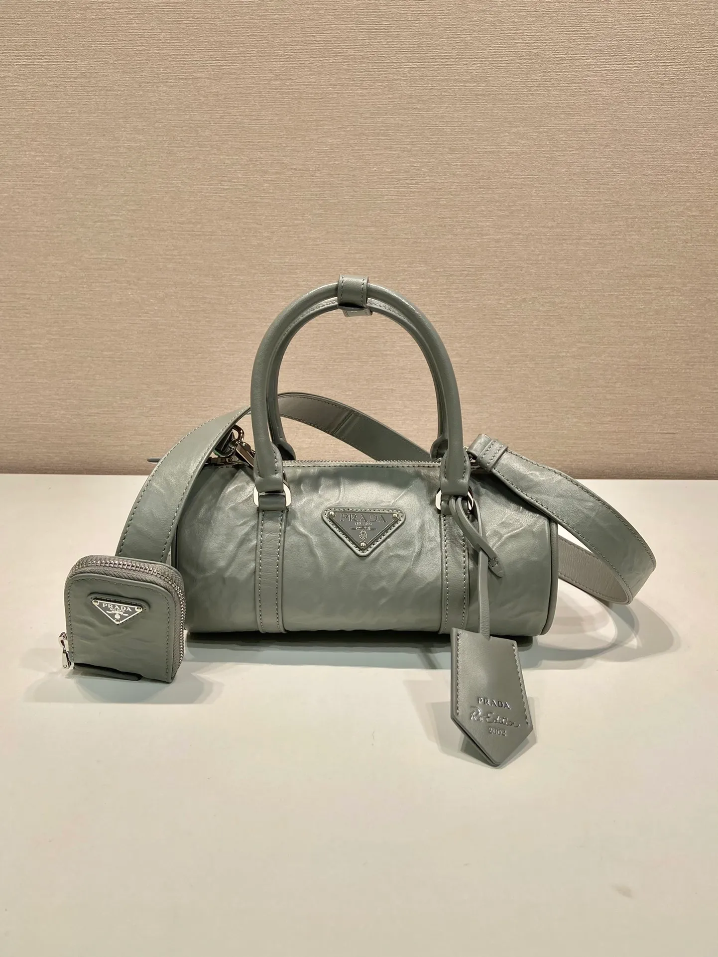 💰1520🎉New pillow bag🎉1BA389 runway style🎉🎉 This casual and classic handbag is made of soft sheepskin inside and out. The hand-made pleat effect is particularly fashionable. It is equipped with a detachable long shoulder strap and a small coin purse. The body is equipped with a front pocket design and large capacity. It was also unveiled in the 2023 spring and summer series fashion show. The upper body effect must be eye-catching. Babies, hurry up and get it🎉🎉 Length 22x Height 10x Bottom 9cm