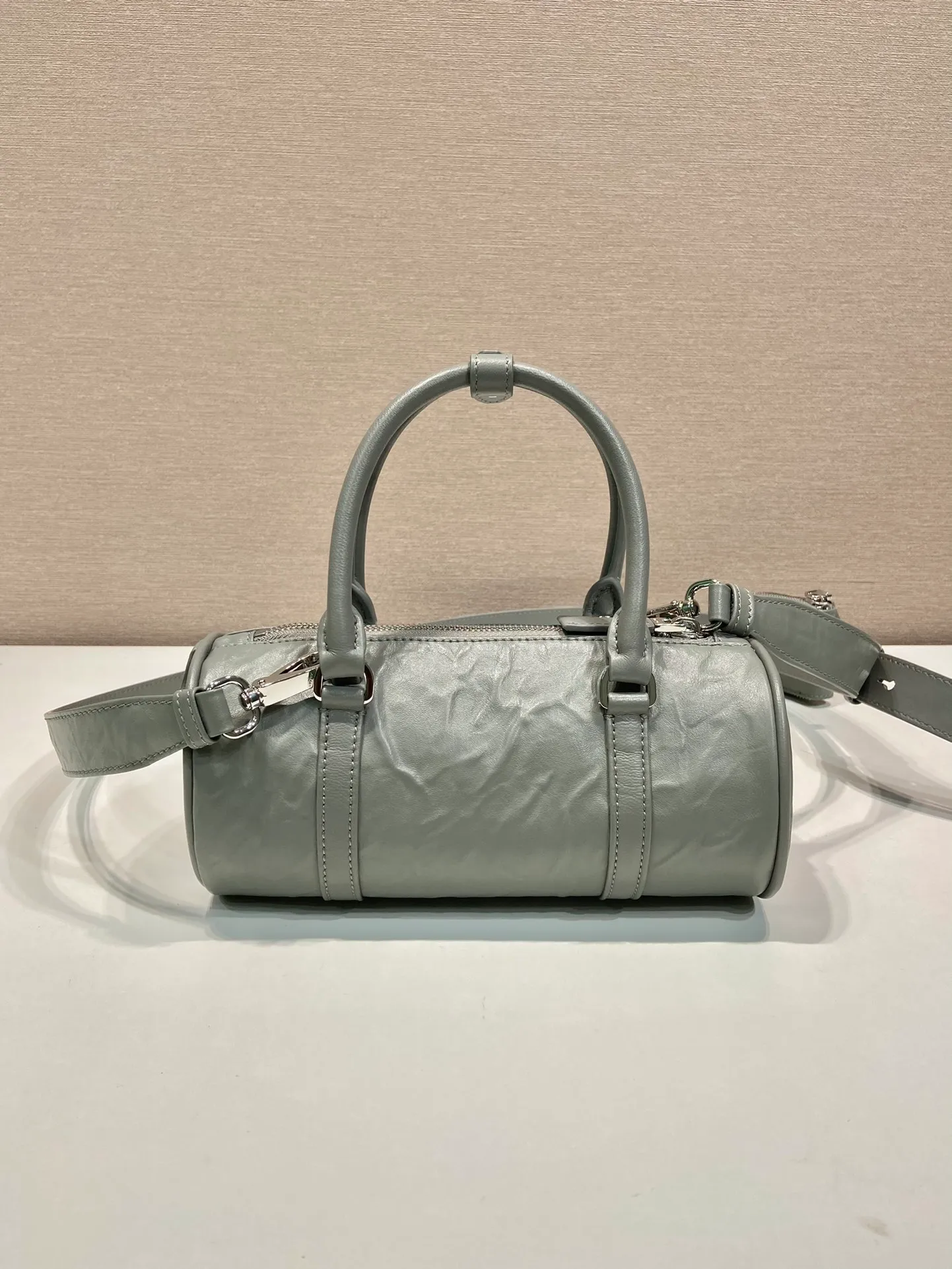 💰1520🎉New pillow bag🎉1BA389 runway style🎉🎉 This casual and classic handbag is made of soft sheepskin inside and out. The hand-made pleat effect is particularly fashionable. It is equipped with a detachable long shoulder strap and a small coin purse. The body is equipped with a front pocket design and large capacity. It was also unveiled in the 2023 spring and summer series fashion show. The upper body effect must be eye-catching. Babies, hurry up and get it🎉🎉 Length 22x Height 10x Bottom 9cm