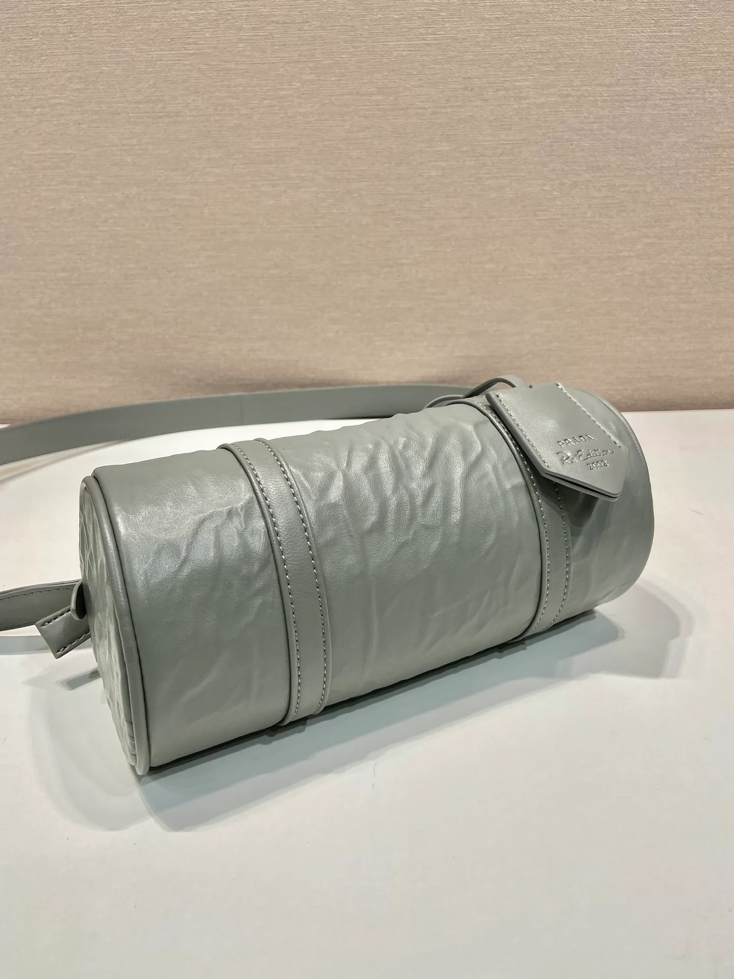 💰1520🎉New pillow bag🎉1BA389 runway style🎉🎉 This casual and classic handbag is made of soft sheepskin inside and out. The hand-made pleat effect is particularly fashionable. It is equipped with a detachable long shoulder strap and a small coin purse. The body is equipped with a front pocket design and large capacity. It was also unveiled in the 2023 spring and summer series fashion show. The upper body effect must be eye-catching. Babies, hurry up and get it🎉🎉 Length 22x Height 10x Bottom 9cm