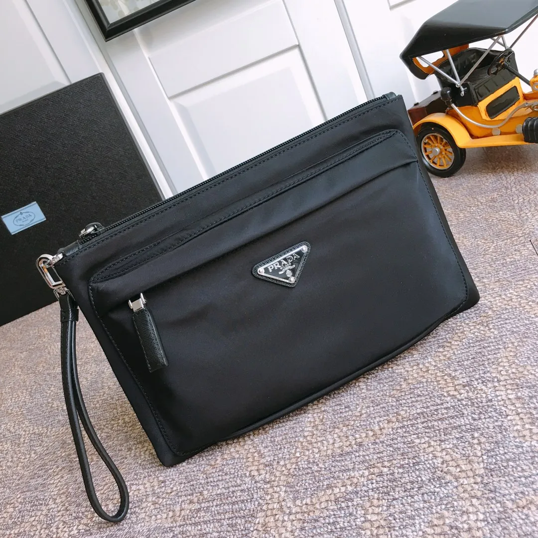 💰660🎉Exclusive debut🎉2NH007 new cloth handbag👏🏻👏🏻Made of imported nylon Saffiano leather material, detachable Saffiano leather wrist strap, zipper outer pocket Triangular enamel logo, top zipper closure, inside logo nameplate, two inner pockets, one of which is zippered, with many compartments, super practical😘😘Men’s favorite, and a popular handbag that will never go out of style🙊🙊Length 28xH 18cm👏🏻👏🏻👏🏻💰💰💰