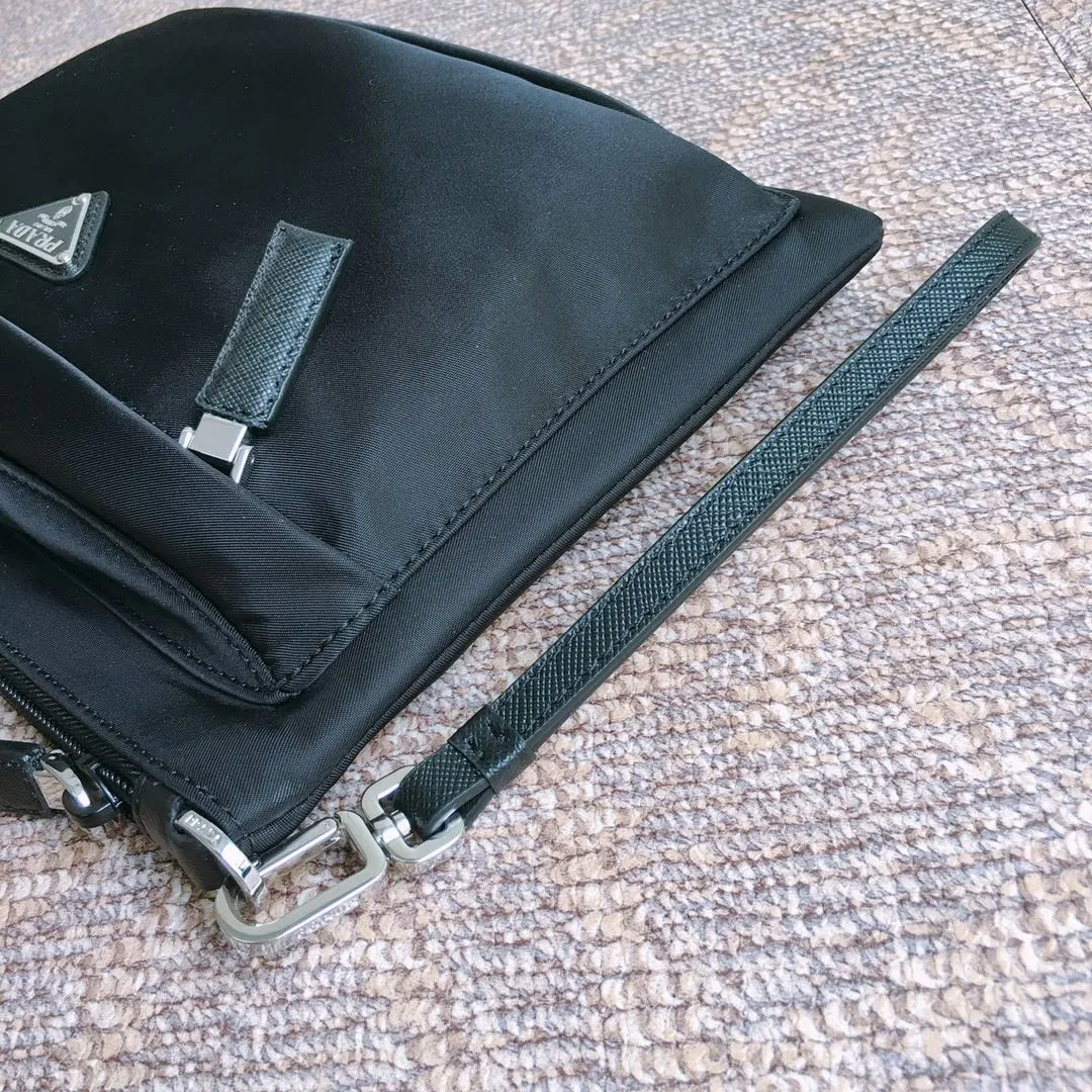 💰660🎉Exclusive debut🎉2NH007 new cloth handbag👏🏻👏🏻Made of imported nylon Saffiano leather material, detachable Saffiano leather wrist strap, zipper outer pocket Triangular enamel logo, top zipper closure, inside logo nameplate, two inner pockets, one of which is zippered, with many compartments, super practical😘😘Men’s favorite, and a popular handbag that will never go out of style🙊🙊Length 28xH 18cm👏🏻👏🏻👏🏻💰💰💰