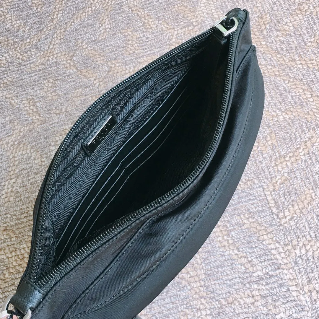 💰660🎉Exclusive debut🎉2NH007 new cloth handbag👏🏻👏🏻Made of imported nylon Saffiano leather material, detachable Saffiano leather wrist strap, zipper outer pocket Triangular enamel logo, top zipper closure, inside logo nameplate, two inner pockets, one of which is zippered, with many compartments, super practical😘😘Men’s favorite, and a popular handbag that will never go out of style🙊🙊Length 28xH 18cm👏🏻👏🏻👏🏻💰💰💰
