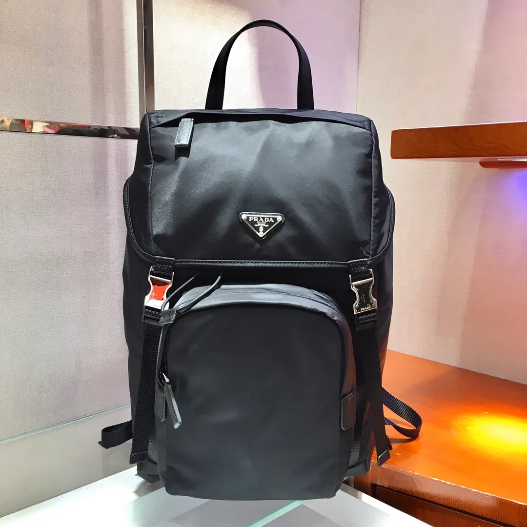 💰1320🎉Exclusive debut🎉2VZ135 Backpack🎉🎉This nylon backpack is decorated with Saffiano leather trim, using creativity and technology to create a unique style. Multiple pockets and a technical padded back are design features. A new style among classics, fashionable and elegant👍👍Another classic that will never go out of style👏👏Length 27x Height 45x Bottom 17cm👏👏👏💰💰💰