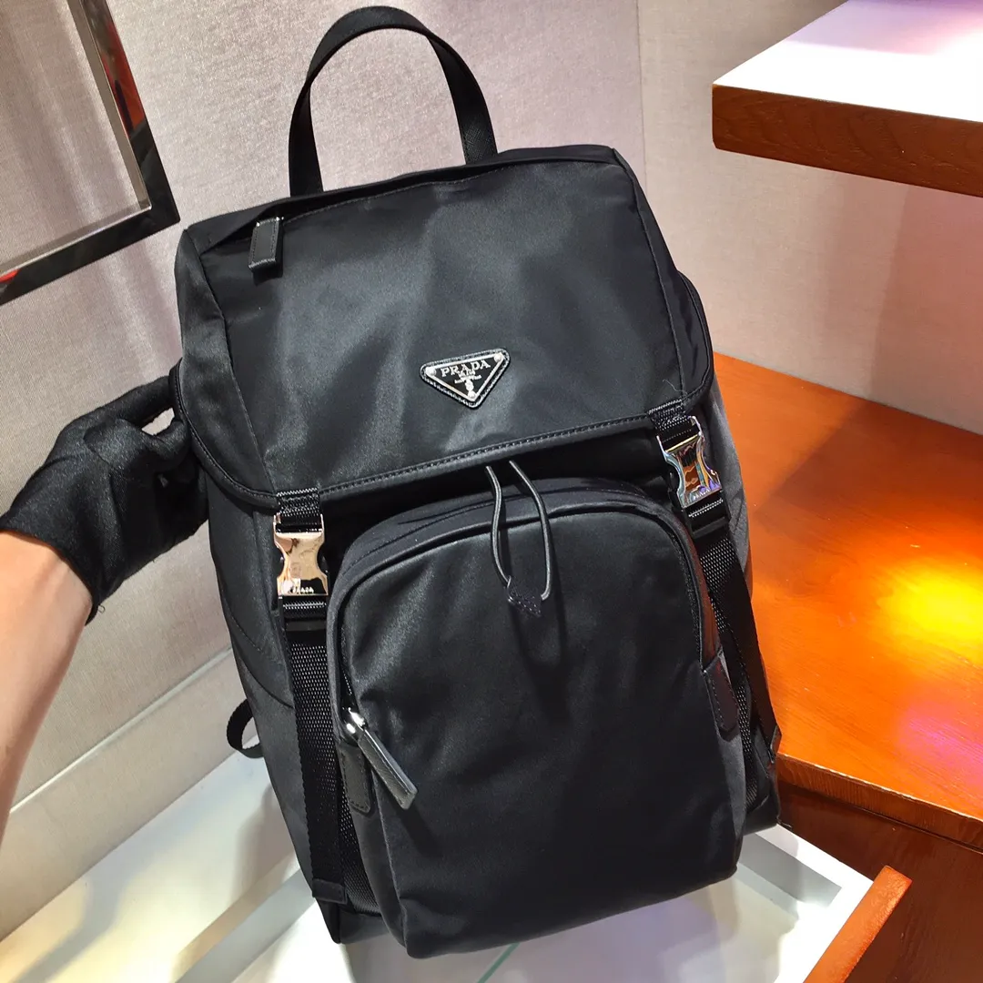 💰1320🎉Exclusive debut🎉2VZ135 Backpack🎉🎉This nylon backpack is decorated with Saffiano leather trim, using creativity and technology to create a unique style. Multiple pockets and a technical padded back are design features. A new style among classics, fashionable and elegant👍👍Another classic that will never go out of style👏👏Length 27x Height 45x Bottom 17cm👏👏👏💰💰💰