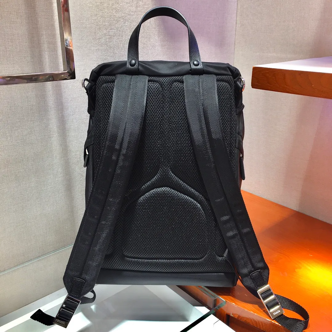 💰1320🎉Exclusive debut🎉2VZ135 Backpack🎉🎉This nylon backpack is decorated with Saffiano leather trim, using creativity and technology to create a unique style. Multiple pockets and a technical padded back are design features. A new style among classics, fashionable and elegant👍👍Another classic that will never go out of style👏👏Length 27x Height 45x Bottom 17cm👏👏👏💰💰💰