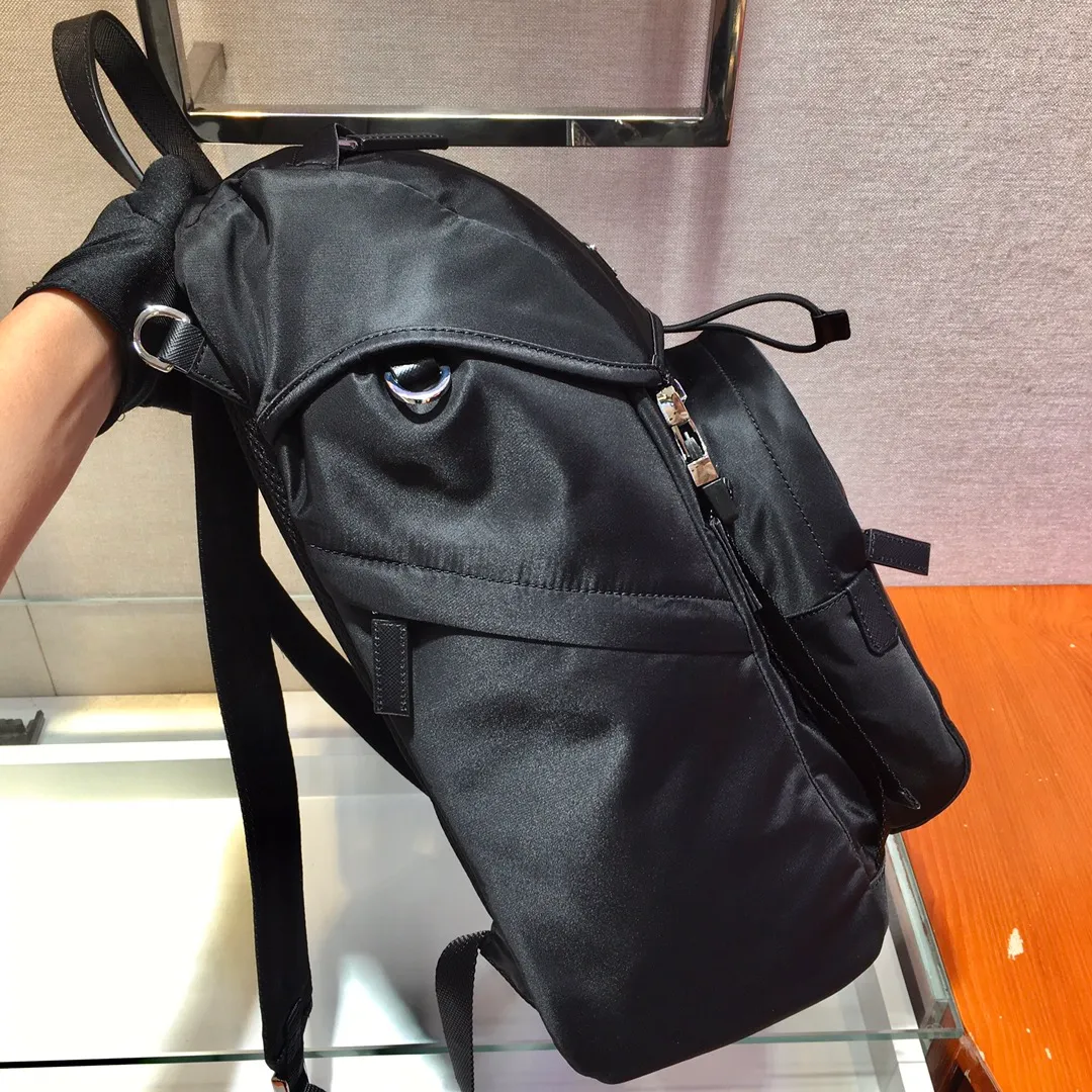 💰1320🎉Exclusive debut🎉2VZ135 Backpack🎉🎉This nylon backpack is decorated with Saffiano leather trim, using creativity and technology to create a unique style. Multiple pockets and a technical padded back are design features. A new style among classics, fashionable and elegant👍👍Another classic that will never go out of style👏👏Length 27x Height 45x Bottom 17cm👏👏👏💰💰💰