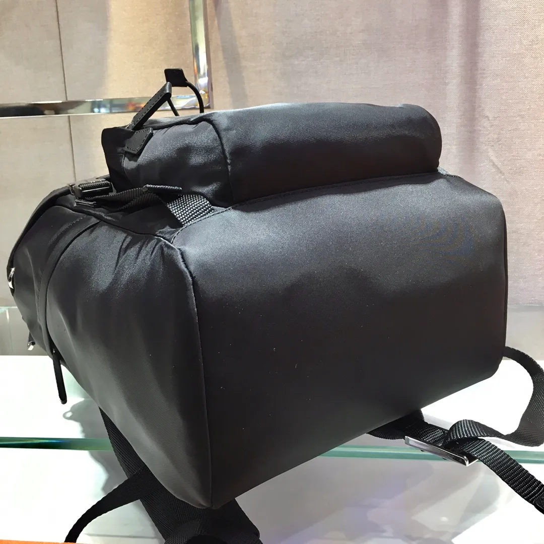 💰1320🎉Exclusive debut🎉2VZ135 Backpack🎉🎉This nylon backpack is decorated with Saffiano leather trim, using creativity and technology to create a unique style. Multiple pockets and a technical padded back are design features. A new style among classics, fashionable and elegant👍👍Another classic that will never go out of style👏👏Length 27x Height 45x Bottom 17cm👏👏👏💰💰💰