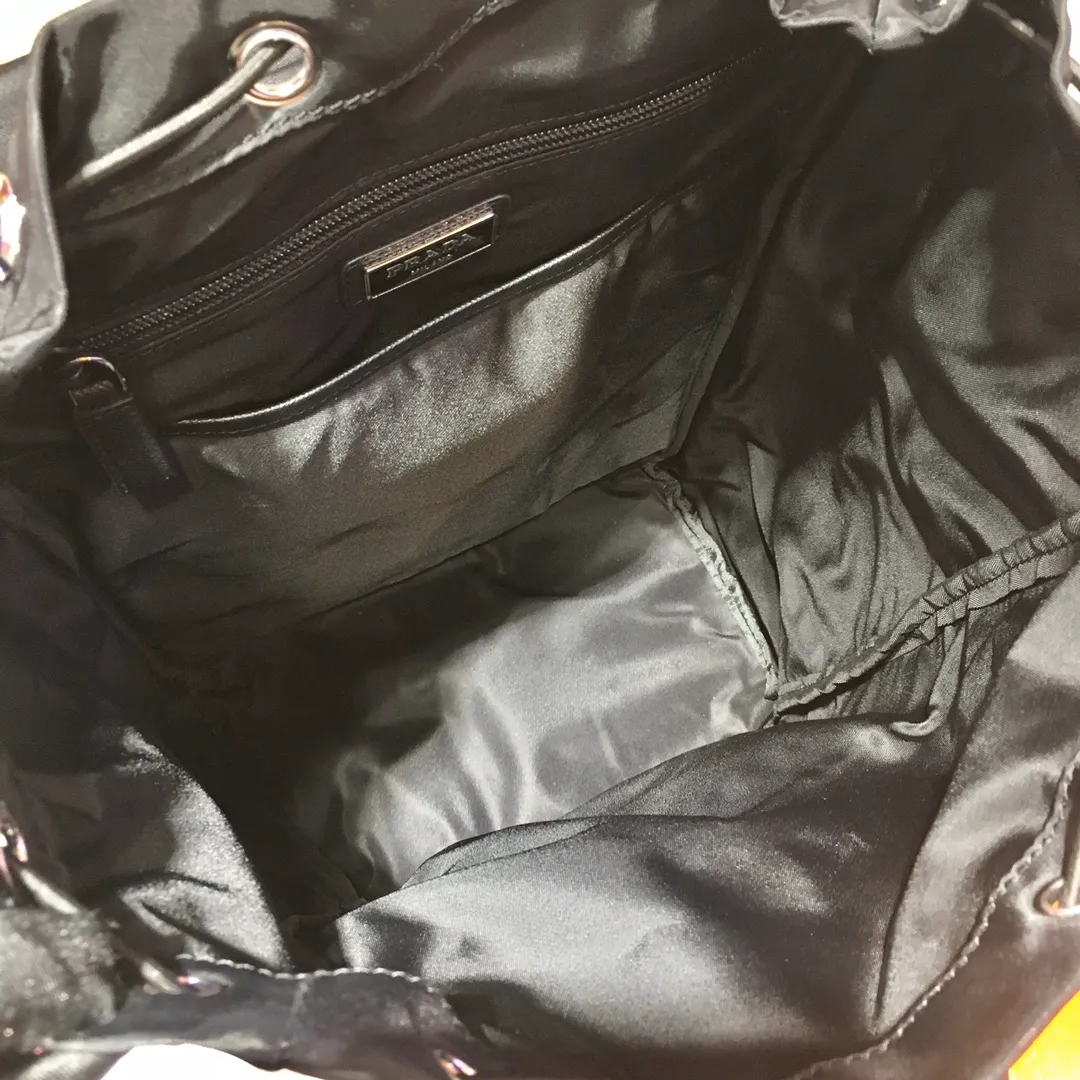 💰1320🎉Exclusive debut🎉2VZ135 Backpack🎉🎉This nylon backpack is decorated with Saffiano leather trim, using creativity and technology to create a unique style. Multiple pockets and a technical padded back are design features. A new style among classics, fashionable and elegant👍👍Another classic that will never go out of style👏👏Length 27x Height 45x Bottom 17cm👏👏👏💰💰💰
