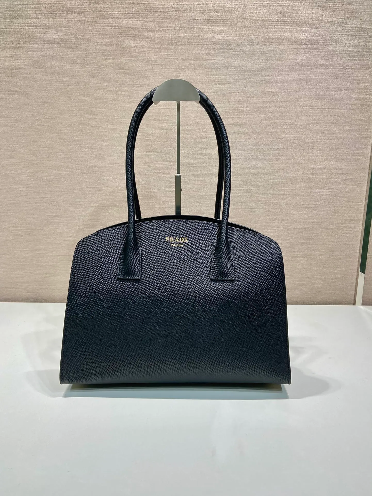 💰1600🎉New tote bag🎉1BG520 new arrival🎉🎉 This tote bag has a crisp silhouette, exuding modernity and elegance. It has ample capacity and a convenient large opening. The thick cross-grain leather outlines stylish and simple lines. This functional accessory combines simple yet refined details and is a vivid expression of the savoir-faire of the brand's craftsmen. Highlight the exquisite simplicity of the handbag. Simple and elegant, with large capacity and space. Hurry up and get it🎉🎉 Length 36x Height 29x Bottom 13cm🎉🎉🎉👏👏👏