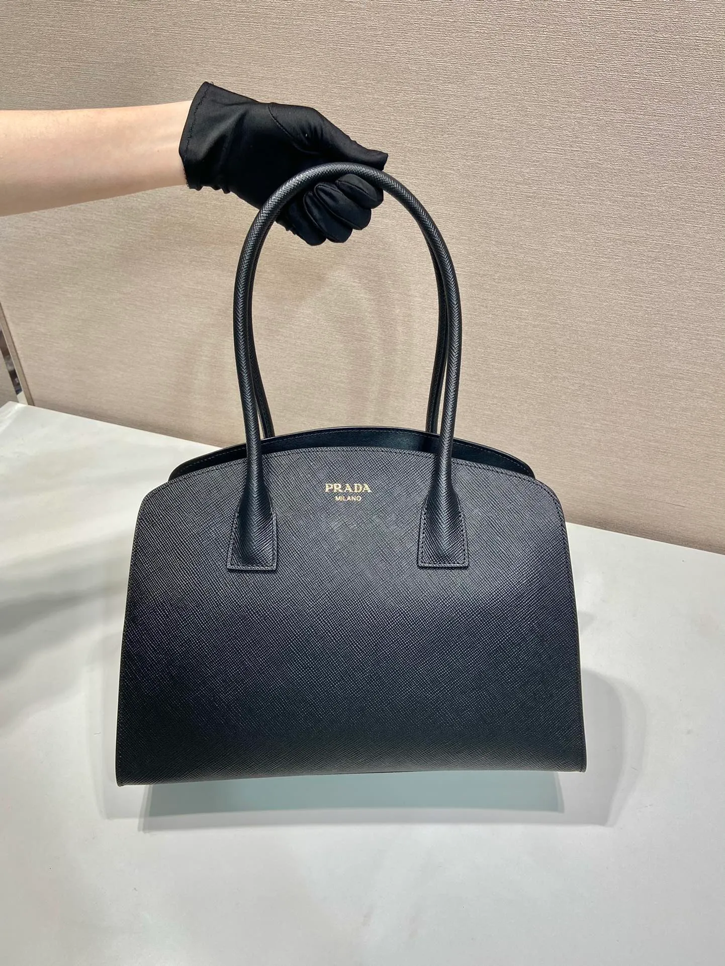 💰1600🎉New tote bag🎉1BG520 new arrival🎉🎉 This tote bag has a crisp silhouette, exuding modernity and elegance. It has ample capacity and a convenient large opening. The thick cross-grain leather outlines stylish and simple lines. This functional accessory combines simple yet refined details and is a vivid expression of the savoir-faire of the brand's craftsmen. Highlight the exquisite simplicity of the handbag. Simple and elegant, with large capacity and space. Hurry up and get it🎉🎉 Length 36x Height 29x Bottom 13cm🎉🎉🎉👏👏👏