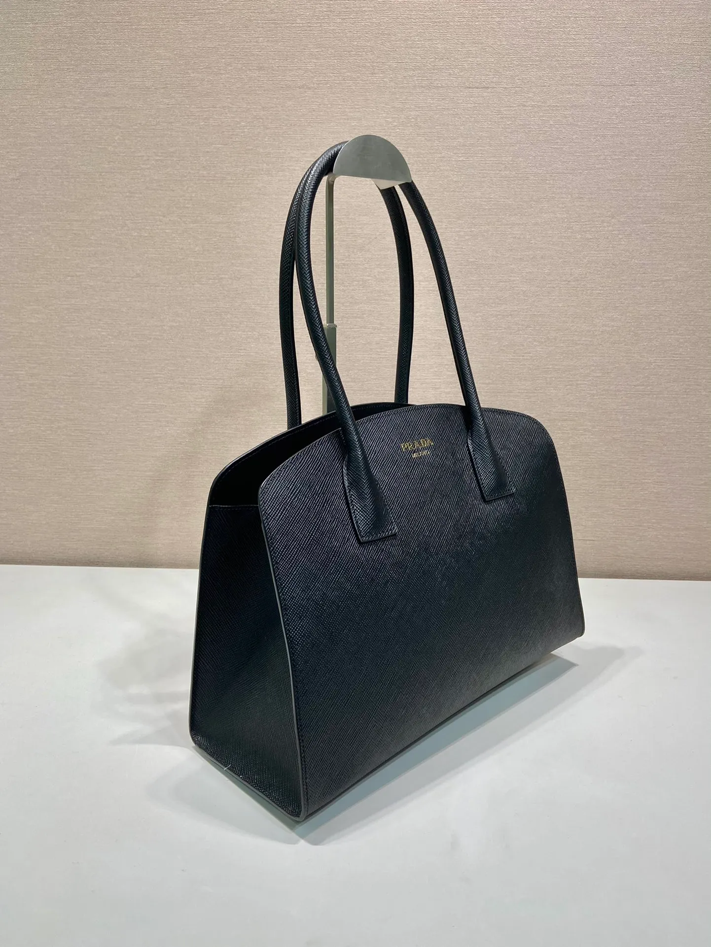 💰1600🎉New tote bag🎉1BG520 new arrival🎉🎉 This tote bag has a crisp silhouette, exuding modernity and elegance. It has ample capacity and a convenient large opening. The thick cross-grain leather outlines stylish and simple lines. This functional accessory combines simple yet refined details and is a vivid expression of the savoir-faire of the brand's craftsmen. Highlight the exquisite simplicity of the handbag. Simple and elegant, with large capacity and space. Hurry up and get it🎉🎉 Length 36x Height 29x Bottom 13cm🎉🎉🎉👏👏👏