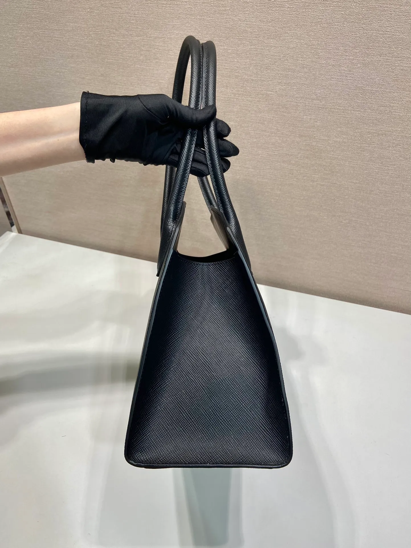 💰1600🎉New tote bag🎉1BG520 new arrival🎉🎉 This tote bag has a crisp silhouette, exuding modernity and elegance. It has ample capacity and a convenient large opening. The thick cross-grain leather outlines stylish and simple lines. This functional accessory combines simple yet refined details and is a vivid expression of the savoir-faire of the brand's craftsmen. Highlight the exquisite simplicity of the handbag. Simple and elegant, with large capacity and space. Hurry up and get it🎉🎉 Length 36x Height 29x Bottom 13cm🎉🎉🎉👏👏👏