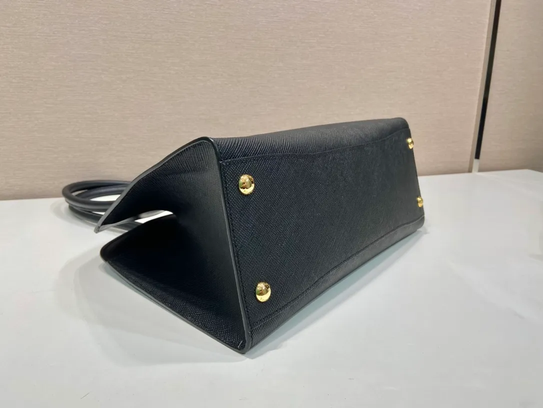 💰1600🎉New tote bag🎉1BG520 new arrival🎉🎉 This tote bag has a crisp silhouette, exuding modernity and elegance. It has ample capacity and a convenient large opening. The thick cross-grain leather outlines stylish and simple lines. This functional accessory combines simple yet refined details and is a vivid expression of the savoir-faire of the brand's craftsmen. Highlight the exquisite simplicity of the handbag. Simple and elegant, with large capacity and space. Hurry up and get it🎉🎉 Length 36x Height 29x Bottom 13cm🎉🎉🎉👏👏👏