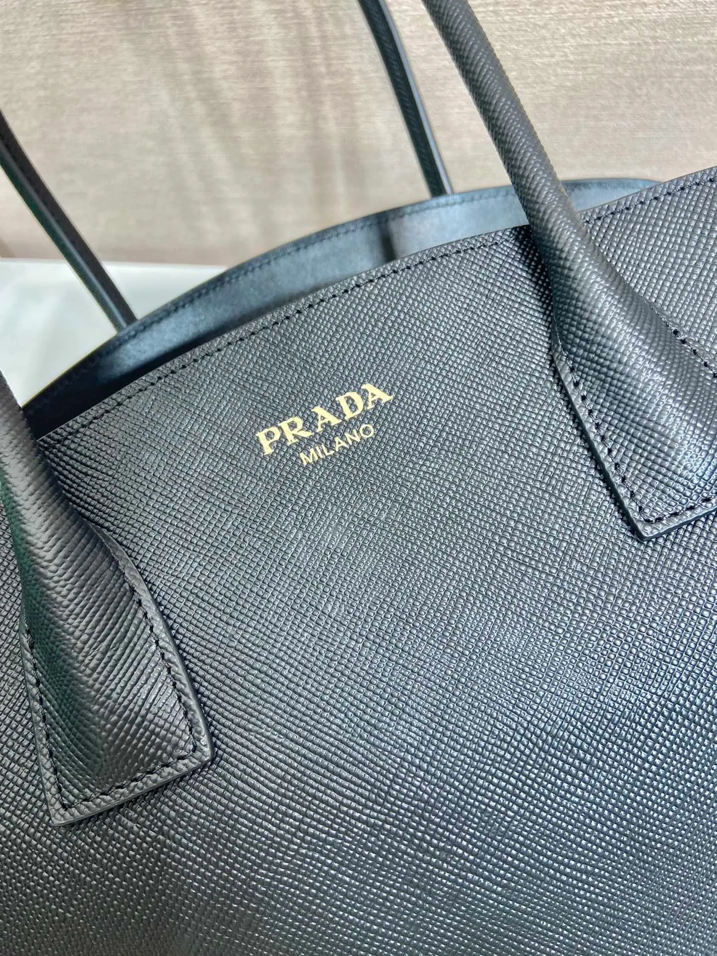 💰1600🎉New tote bag🎉1BG520 new arrival🎉🎉 This tote bag has a crisp silhouette, exuding modernity and elegance. It has ample capacity and a convenient large opening. The thick cross-grain leather outlines stylish and simple lines. This functional accessory combines simple yet refined details and is a vivid expression of the savoir-faire of the brand's craftsmen. Highlight the exquisite simplicity of the handbag. Simple and elegant, with large capacity and space. Hurry up and get it🎉🎉 Length 36x Height 29x Bottom 13cm🎉🎉🎉👏👏👏