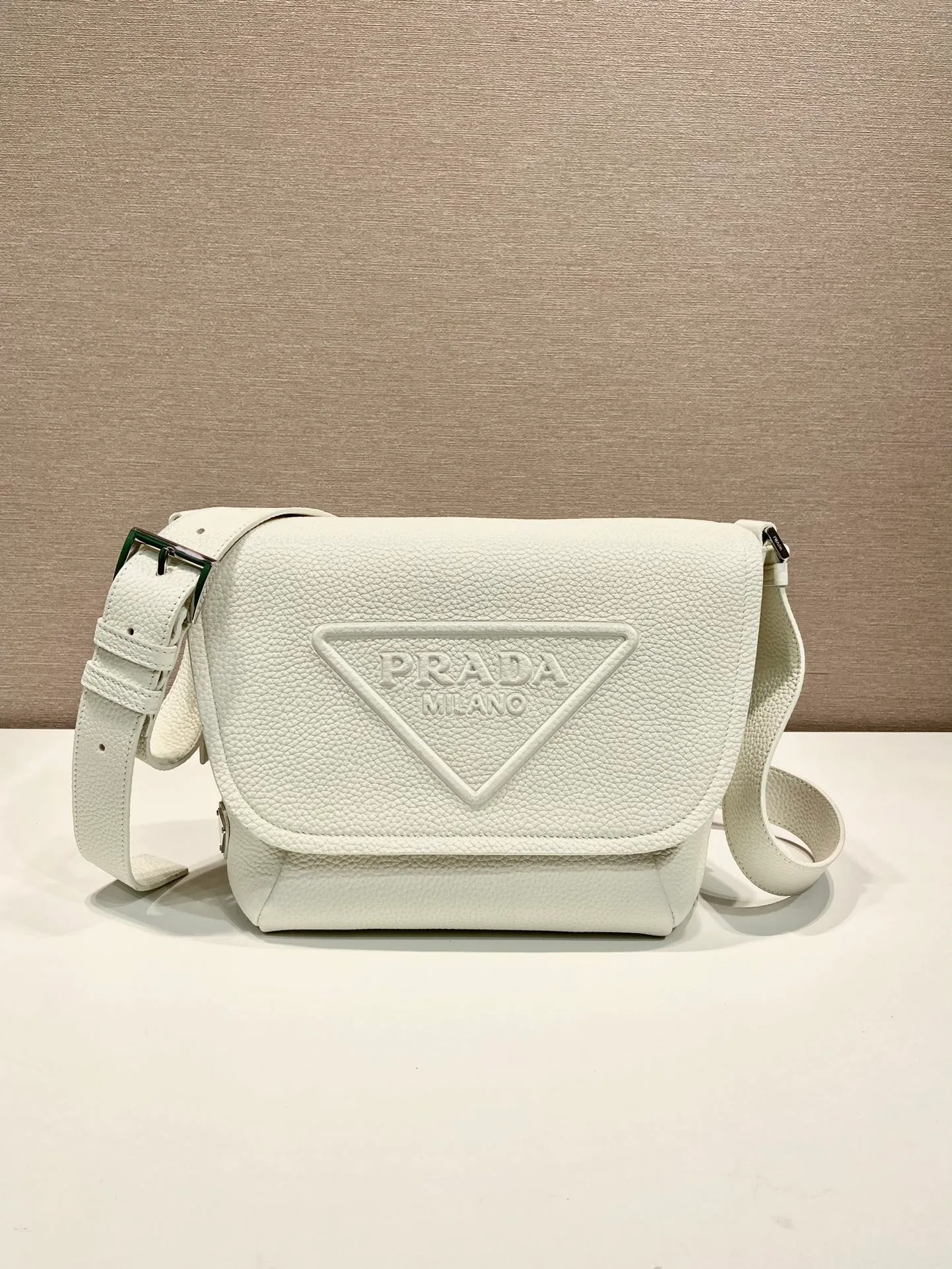 💰1840🎉New messenger bag🎉2VD056🎉🎉 This soft flip shoulder bag interprets the versatile simple design. The main body is wrapped in a triangle with the engraved logo, subtly decorating the body of the bag. Adjustable leather long shoulder strap, three exterior zipped pockets, interior zipped pocket. The functionality must be strong, and the upper body effect is cool and casual🎉🎉 Length 22x height 22x bottom 12cm🎉🎉🎉🍊🍊🍊