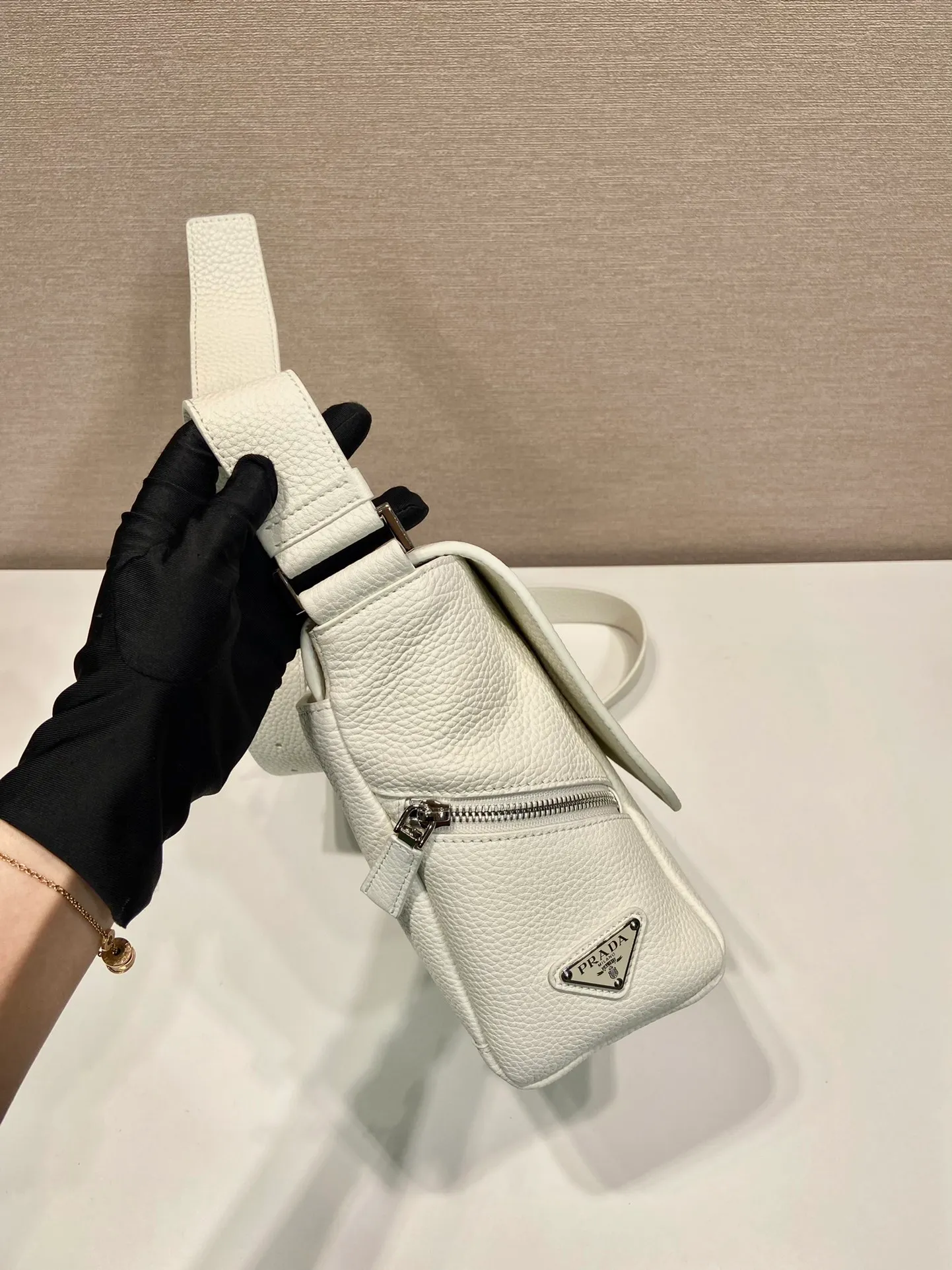 💰1840🎉New messenger bag🎉2VD056🎉🎉 This soft flip shoulder bag interprets the versatile simple design. The main body is wrapped in a triangle with the engraved logo, subtly decorating the body of the bag. Adjustable leather long shoulder strap, three exterior zipped pockets, interior zipped pocket. The functionality must be strong, and the upper body effect is cool and casual🎉🎉 Length 22x height 22x bottom 12cm🎉🎉🎉🍊🍊🍊