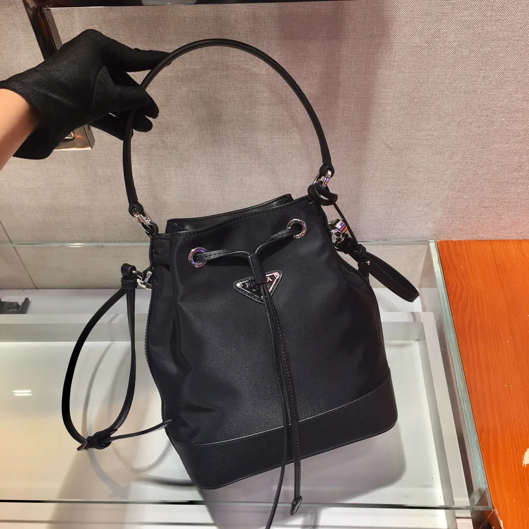 💰1060🎉New bucket bag🎉1BE055🎉Nylon bucket bag🎉🎉, made of imported nylon fabric/cross pattern cowhide, leather handle, detachable long shoulder strap , drawstring bag mouth, this combination is light and fashionable, has a very large capacity, and is a bucket bag that will never go out of style🙊🙊Ladies, it is worth owning, hurry up and get it🎉🎉 Length 24x Height 23x Bottom 12cm