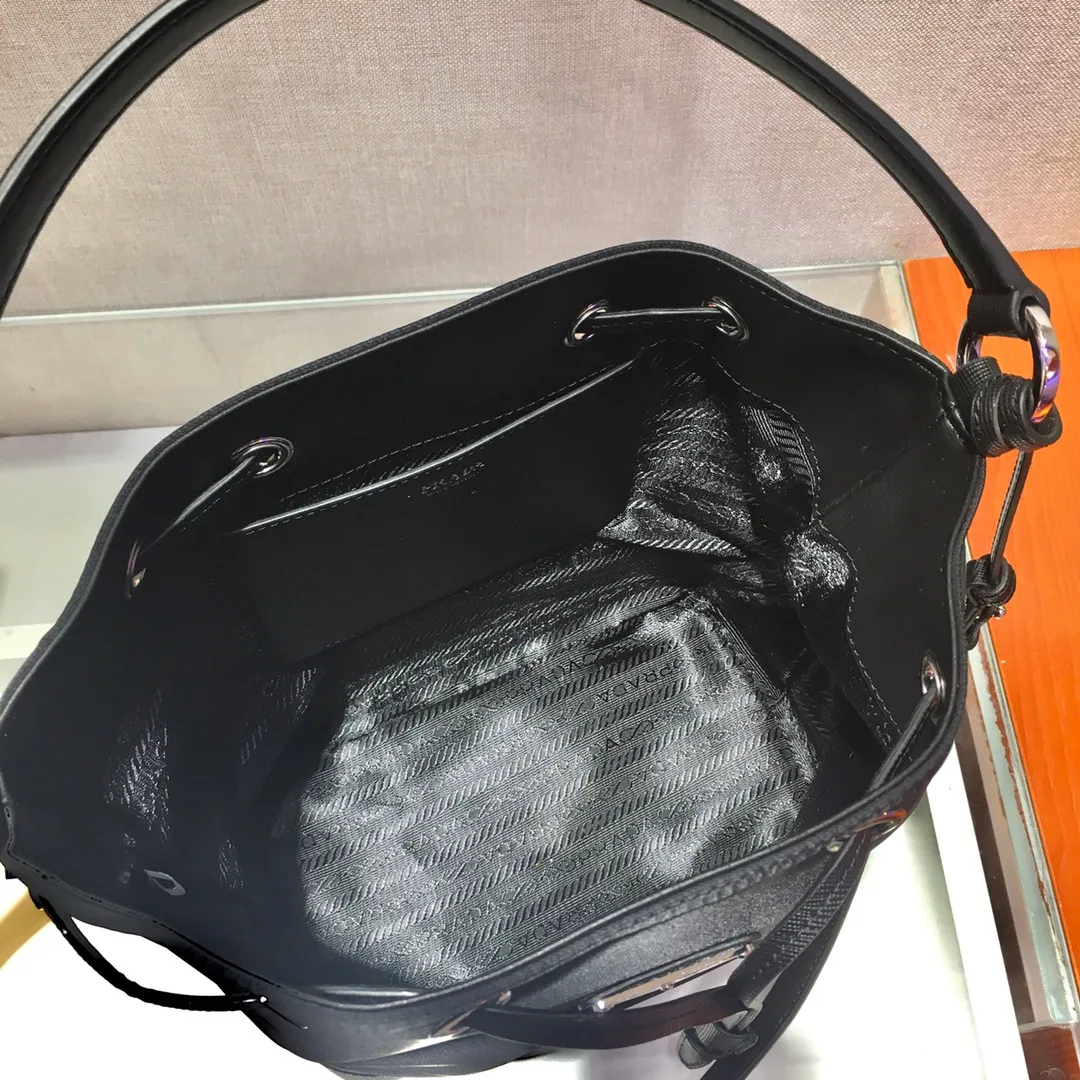 💰1060🎉New bucket bag🎉1BE055🎉Nylon bucket bag🎉🎉, made of imported nylon fabric/cross pattern cowhide, leather handle, detachable long shoulder strap , drawstring bag mouth, this combination is light and fashionable, has a very large capacity, and is a bucket bag that will never go out of style🙊🙊Ladies, it is worth owning, hurry up and get it🎉🎉 Length 24x Height 23x Bottom 12cm