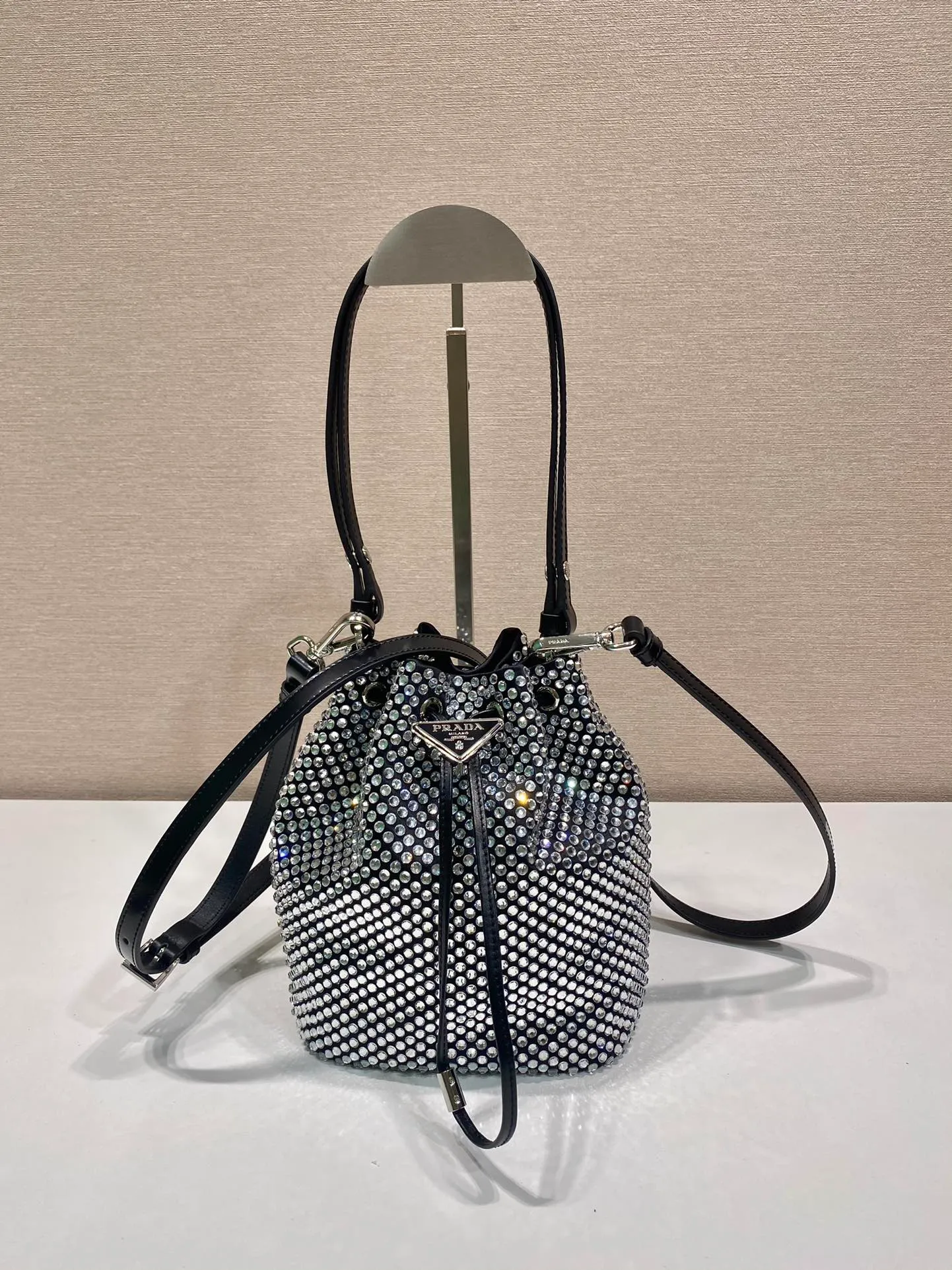 💰1260🎉Crystal Bucket Bag🎉1BE067🎉🎉 This crystal bucket is made of a combination of imported imitation crystal and satin materials, with an enamel-coated metal triangle logo decorative opening and closing design. The short shoulder strap is adjustable in length, and the long shoulder strap is detachable and adjustable. So cute😍, the effect of bling bling is very eye-catching, easy to create a large space🎉🎉Cute and cool, don’t you feel excited😙😙, beauties. Get it now. So beautiful, so in love😋😋 Length 16x height 21 bottom 10cm🎉🎉🎉👏👏👏