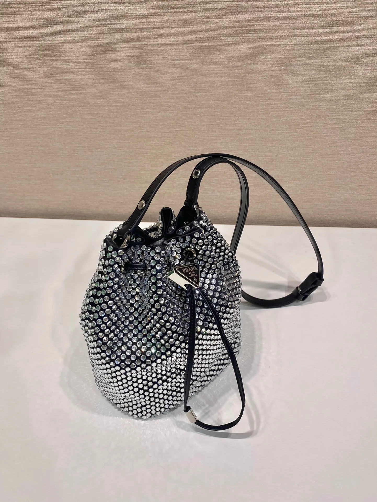 💰1260🎉Crystal Bucket Bag🎉1BE067🎉🎉 This crystal bucket is made of a combination of imported imitation crystal and satin materials, with an enamel-coated metal triangle logo decorative opening and closing design. The short shoulder strap is adjustable in length, and the long shoulder strap is detachable and adjustable. So cute😍, the effect of bling bling is very eye-catching, easy to create a large space🎉🎉Cute and cool, don’t you feel excited😙😙, beauties. Get it now. So beautiful, so in love😋😋 Length 16x height 21 bottom 10cm🎉🎉🎉👏👏👏