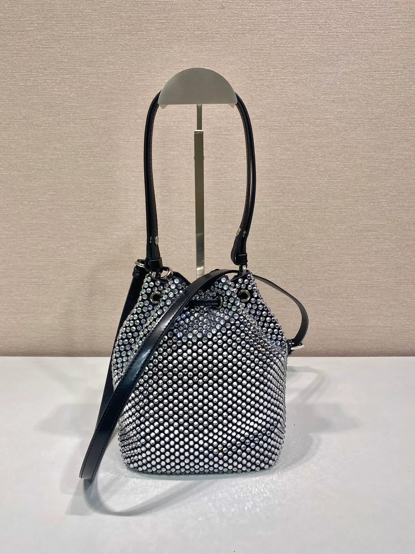 💰1260🎉Crystal Bucket Bag🎉1BE067🎉🎉 This crystal bucket is made of a combination of imported imitation crystal and satin materials, with an enamel-coated metal triangle logo decorative opening and closing design. The short shoulder strap is adjustable in length, and the long shoulder strap is detachable and adjustable. So cute😍, the effect of bling bling is very eye-catching, easy to create a large space🎉🎉Cute and cool, don’t you feel excited😙😙, beauties. Get it now. So beautiful, so in love😋😋 Length 16x height 21 bottom 10cm🎉🎉🎉👏👏👏