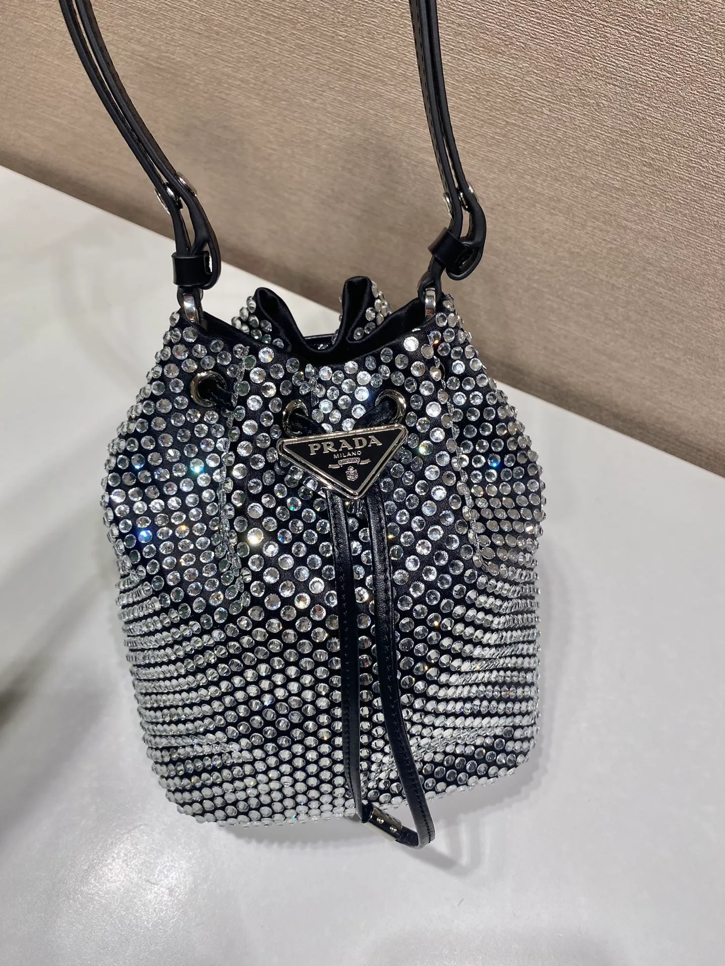 💰1260🎉Crystal Bucket Bag🎉1BE067🎉🎉 This crystal bucket is made of a combination of imported imitation crystal and satin materials, with an enamel-coated metal triangle logo decorative opening and closing design. The short shoulder strap is adjustable in length, and the long shoulder strap is detachable and adjustable. So cute😍, the effect of bling bling is very eye-catching, easy to create a large space🎉🎉Cute and cool, don’t you feel excited😙😙, beauties. Get it now. So beautiful, so in love😋😋 Length 16x height 21 bottom 10cm🎉🎉🎉👏👏👏