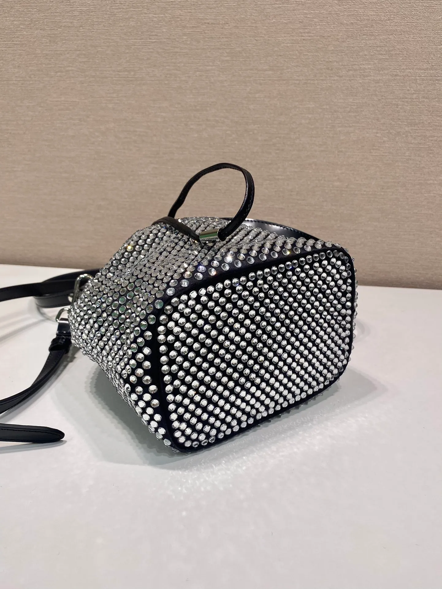 💰1260🎉Crystal Bucket Bag🎉1BE067🎉🎉 This crystal bucket is made of a combination of imported imitation crystal and satin materials, with an enamel-coated metal triangle logo decorative opening and closing design. The short shoulder strap is adjustable in length, and the long shoulder strap is detachable and adjustable. So cute😍, the effect of bling bling is very eye-catching, easy to create a large space🎉🎉Cute and cool, don’t you feel excited😙😙, beauties. Get it now. So beautiful, so in love😋😋 Length 16x height 21 bottom 10cm🎉🎉🎉👏👏👏