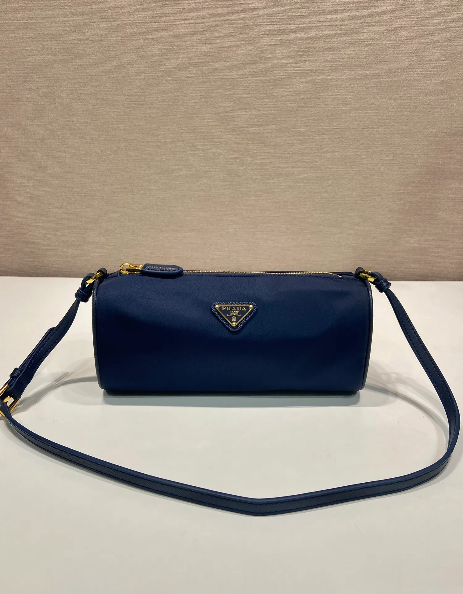 💰760🎉New armpit bag🎉1NE058🎉🎉 This regenerated nylon clutch bag brings together the P family’s classic elements in its exquisite design, with a simple and neat geometric pattern silhouette. Featuring an elegant, slim leather handle embellished with the iconic triangle pattern. Large capacity space. Baby, hurry up and get it, it is another popular style that will never go out of style👏👏 Length 22x Height 9x Bottom 7.5cm🎉🎉🎉👏👏👏