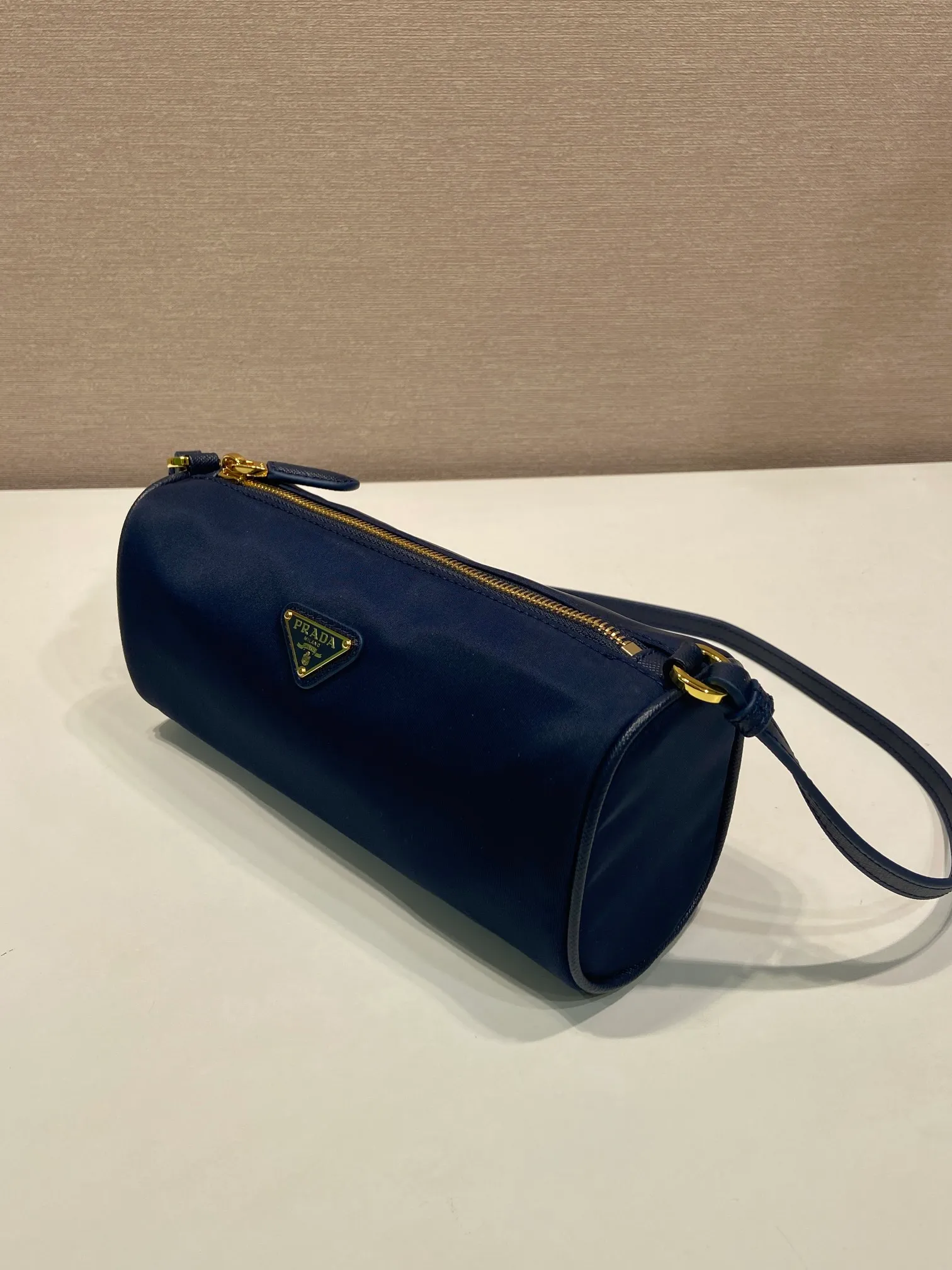 💰760🎉New armpit bag🎉1NE058🎉🎉 This regenerated nylon clutch bag brings together the P family’s classic elements in its exquisite design, with a simple and neat geometric pattern silhouette. Featuring an elegant, slim leather handle embellished with the iconic triangle pattern. Large capacity space. Baby, hurry up and get it, it is another popular style that will never go out of style👏👏 Length 22x Height 9x Bottom 7.5cm🎉🎉🎉👏👏👏