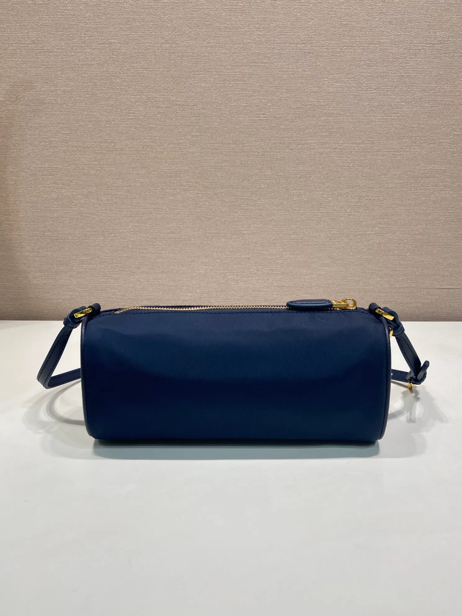 💰760🎉New armpit bag🎉1NE058🎉🎉 This regenerated nylon clutch bag brings together the P family’s classic elements in its exquisite design, with a simple and neat geometric pattern silhouette. Featuring an elegant, slim leather handle embellished with the iconic triangle pattern. Large capacity space. Baby, hurry up and get it, it is another popular style that will never go out of style👏👏 Length 22x Height 9x Bottom 7.5cm🎉🎉🎉👏👏👏