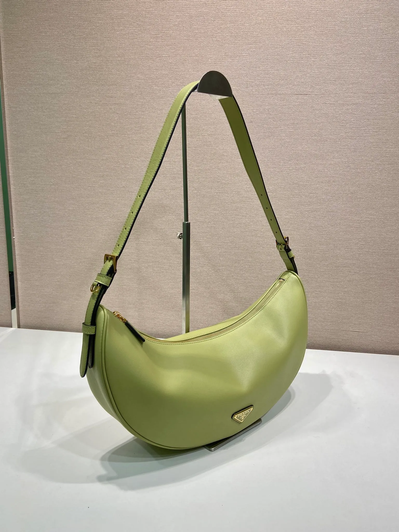 💰1660🎉New product🎉1BC255 armpit bag🎉🎉 This leather handbag adopts a soft and lightweight design and reinterprets the classic crescent shape. The graceful arc outlines the Oversize volume, making it a versatile accessory with ample space. The adjustable handle makes it easy to carry on the shoulder or cross-body. Exquisite and modern, large space capacity, super stylish upper body effect😘😘Babies, hurry up and get it🎉🎉^_^ Length 42x Height 19.5x Bottom 8.5cm🎉🎉🎉💰💰💰