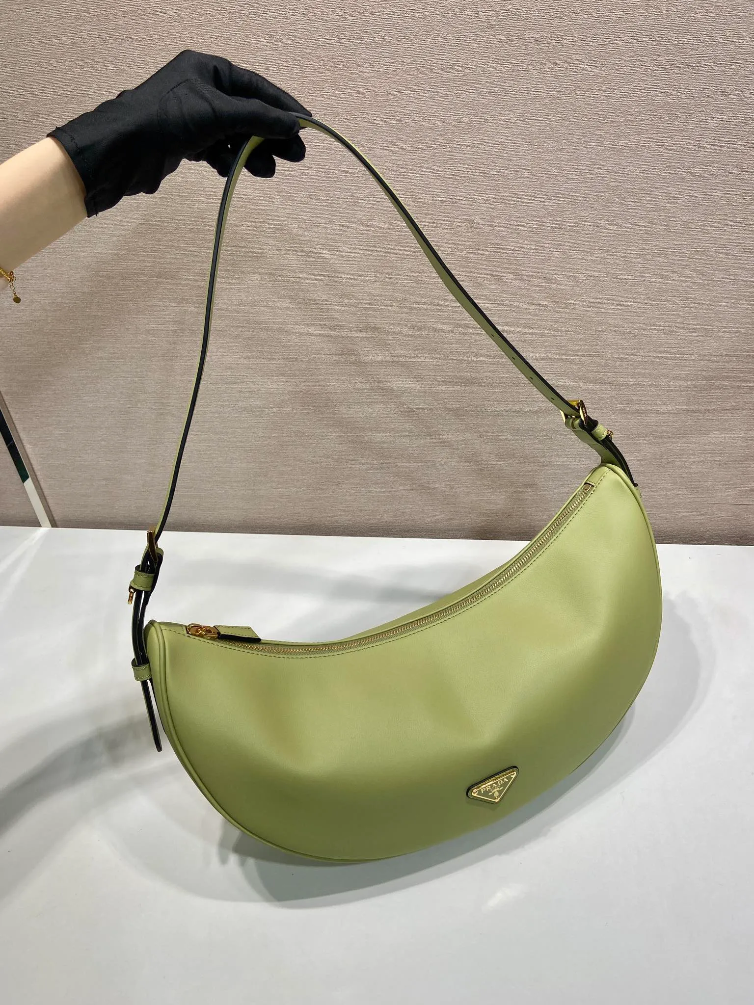 💰1660🎉New product🎉1BC255 armpit bag🎉🎉 This leather handbag adopts a soft and lightweight design and reinterprets the classic crescent shape. The graceful arc outlines the Oversize volume, making it a versatile accessory with ample space. The adjustable handle makes it easy to carry on the shoulder or cross-body. Exquisite and modern, large space capacity, super stylish upper body effect😘😘Babies, hurry up and get it🎉🎉^_^ Length 42x Height 19.5x Bottom 8.5cm🎉🎉🎉💰💰💰