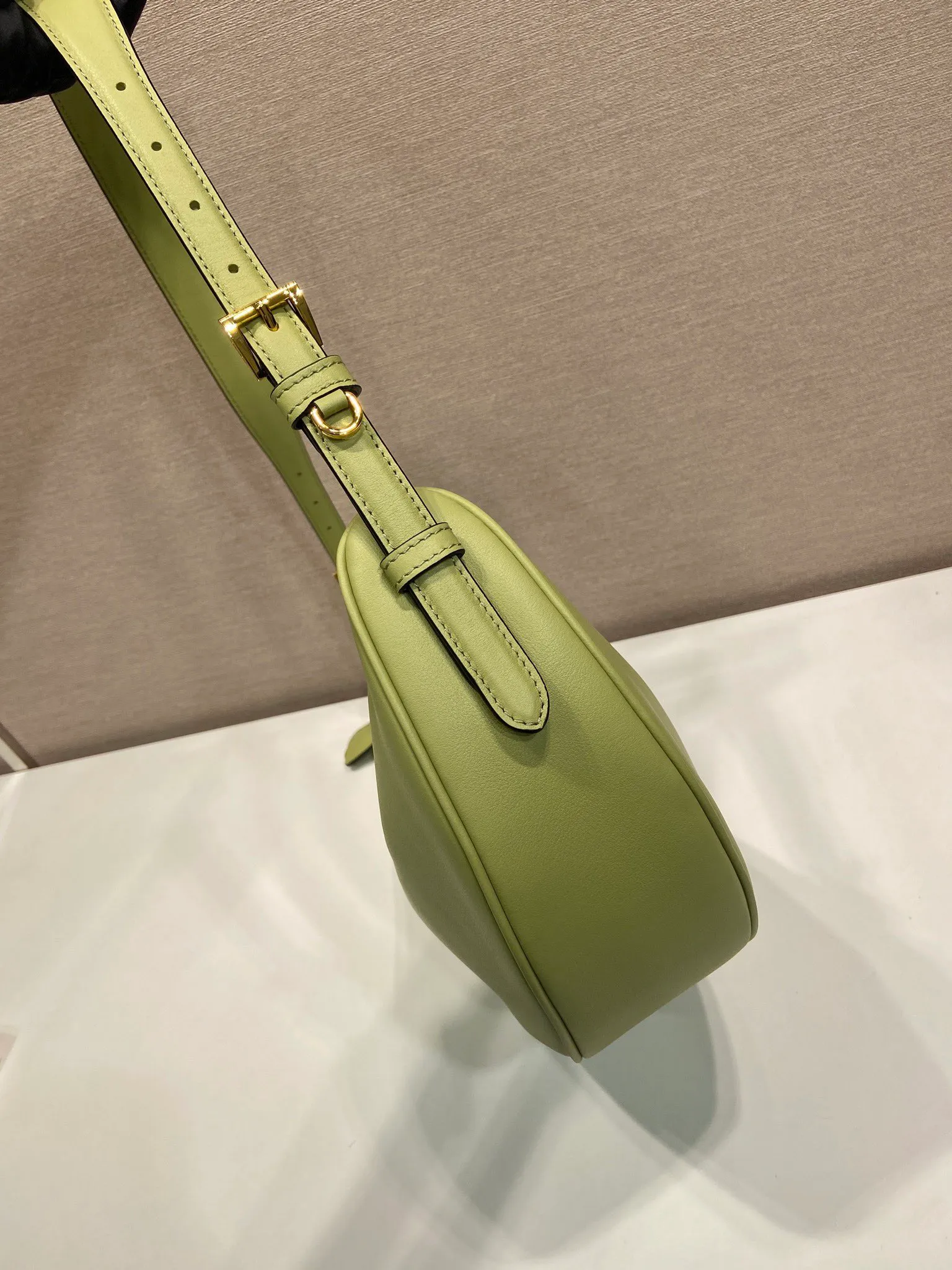 💰1660🎉New product🎉1BC255 armpit bag🎉🎉 This leather handbag adopts a soft and lightweight design and reinterprets the classic crescent shape. The graceful arc outlines the Oversize volume, making it a versatile accessory with ample space. The adjustable handle makes it easy to carry on the shoulder or cross-body. Exquisite and modern, large space capacity, super stylish upper body effect😘😘Babies, hurry up and get it🎉🎉^_^ Length 42x Height 19.5x Bottom 8.5cm🎉🎉🎉💰💰💰