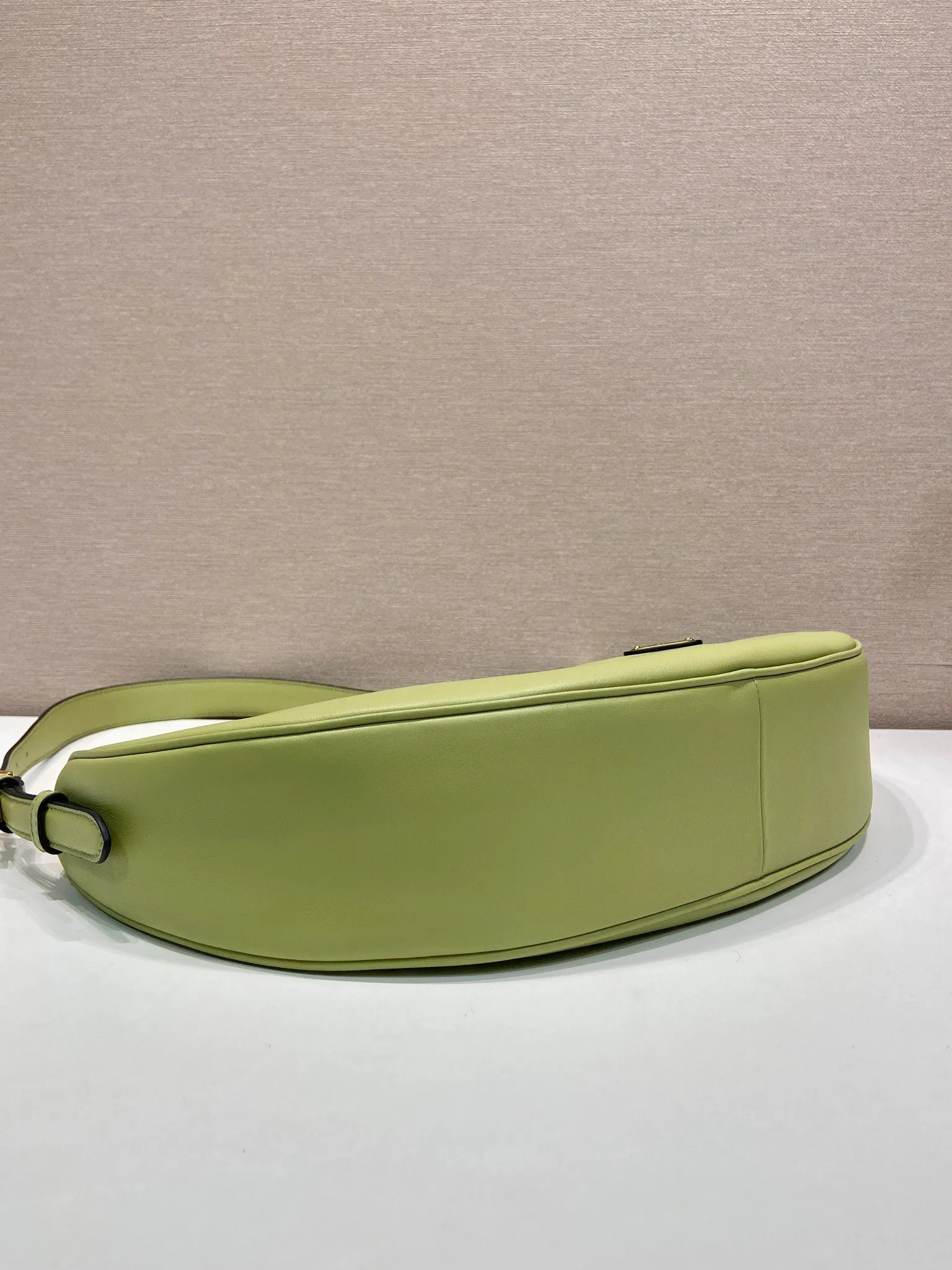 💰1660🎉New product🎉1BC255 armpit bag🎉🎉 This leather handbag adopts a soft and lightweight design and reinterprets the classic crescent shape. The graceful arc outlines the Oversize volume, making it a versatile accessory with ample space. The adjustable handle makes it easy to carry on the shoulder or cross-body. Exquisite and modern, large space capacity, super stylish upper body effect😘😘Babies, hurry up and get it🎉🎉^_^ Length 42x Height 19.5x Bottom 8.5cm🎉🎉🎉💰💰💰