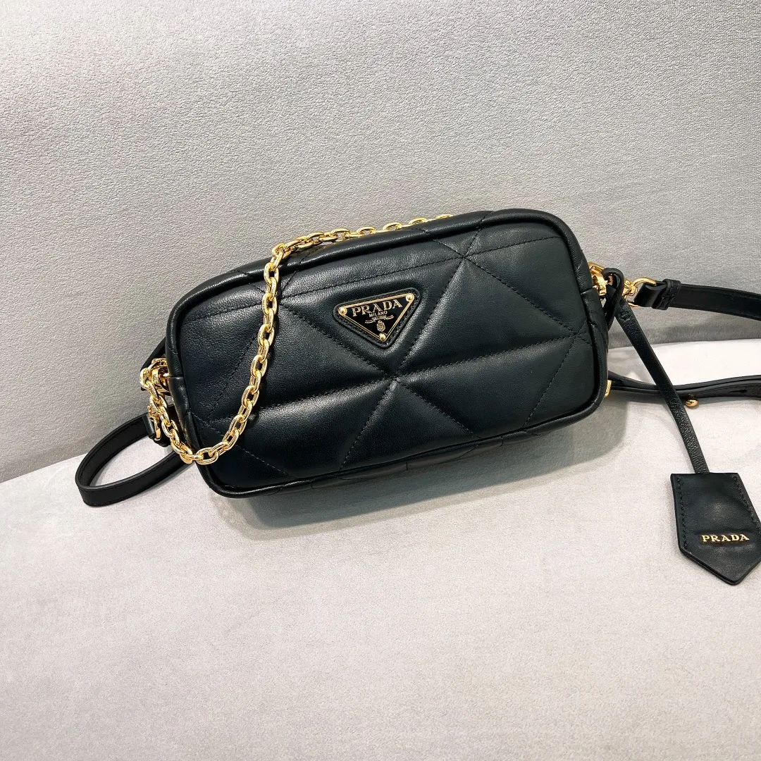 💰1520✨New product launch✨2023 latest cosmetic bag 1Bh197 is made of super soft and delicate lambskin, decorated with a golden metal triangle logo. The overall bag body is very soft and lightweight. The style is elegant and outstanding. The unique rhombus pattern adds an elegant charm. A handbag that perfectly combines classic heritage and the trend of the times. A must-have for fairies. Black. Size 22*11*7cm.